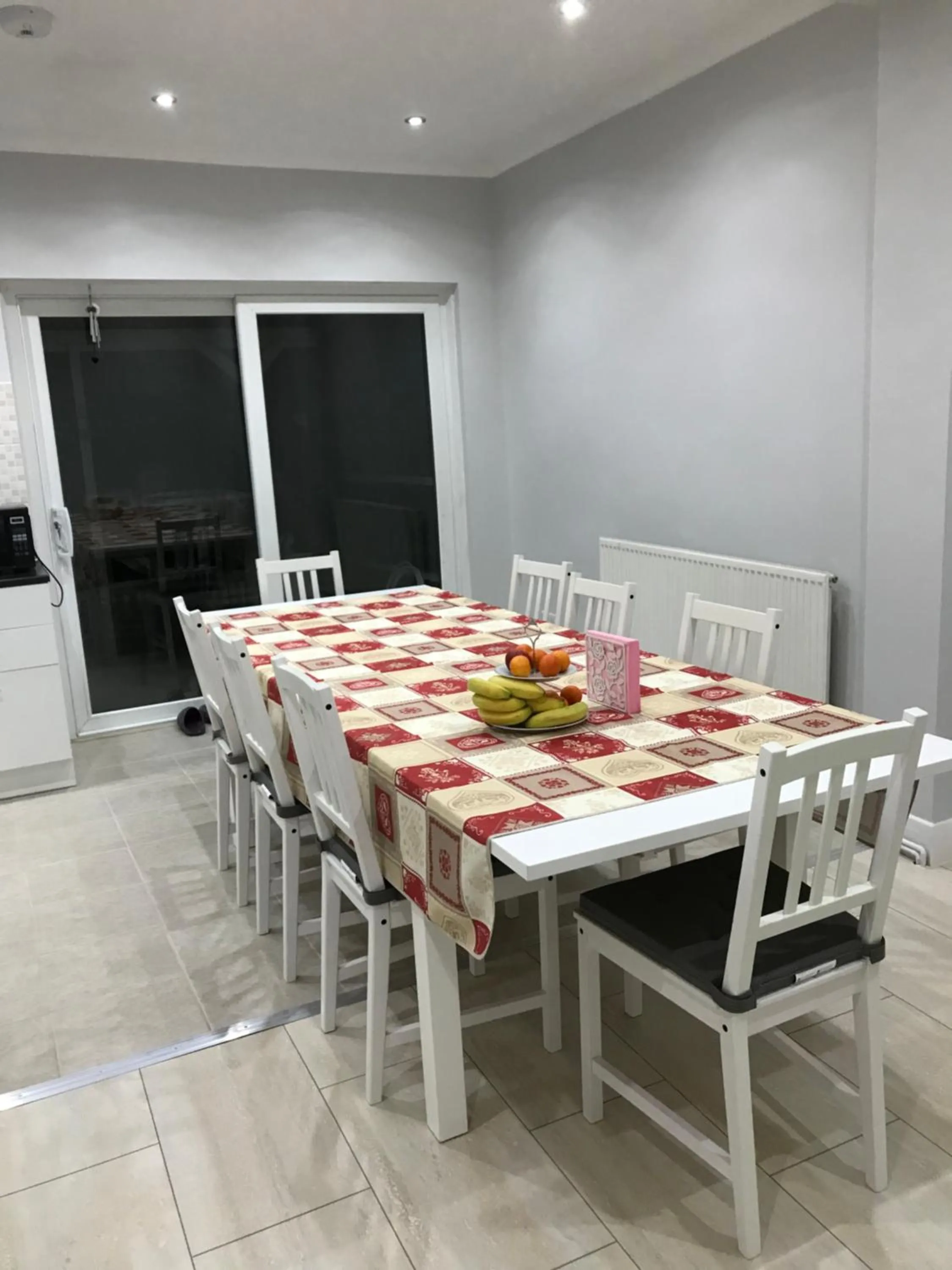 Communal kitchen in Streatham Common Bed & Breakfast