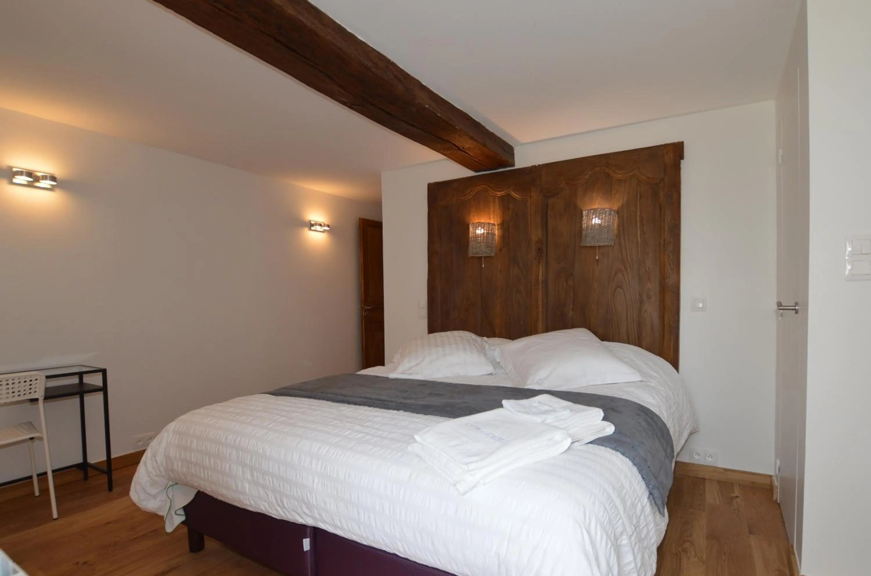 Photo of the whole room, Bed in Chateau des Fontenelles