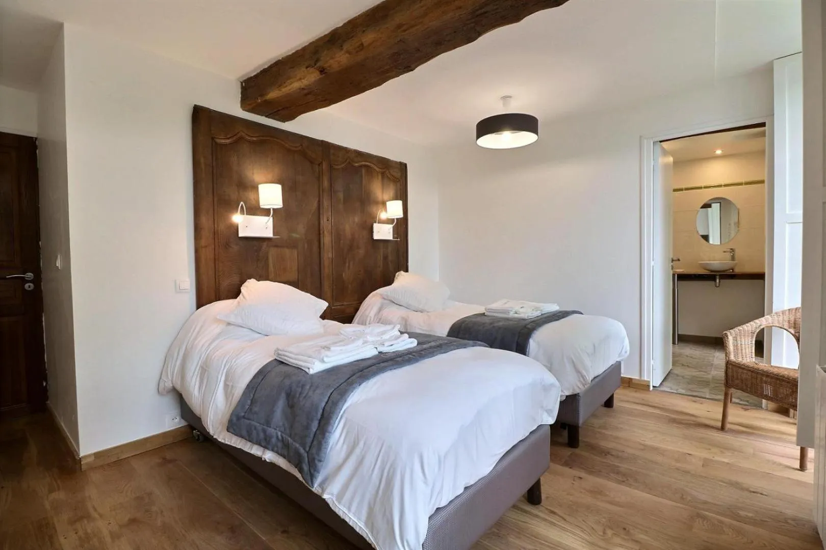 Photo of the whole room, Bed in Chateau des Fontenelles