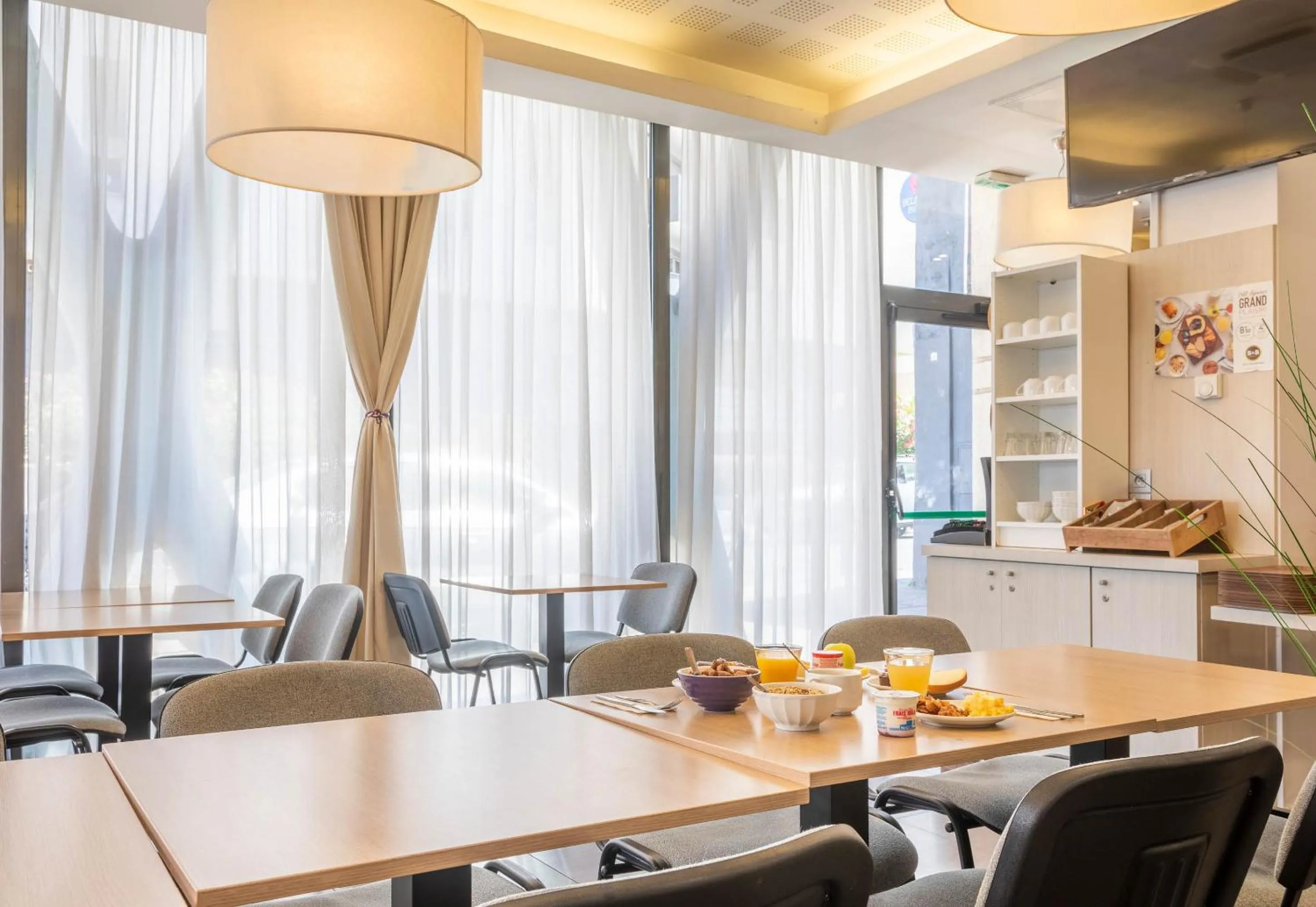 Restaurant/places to eat in B&B HOTEL Marseille Centre La Timone