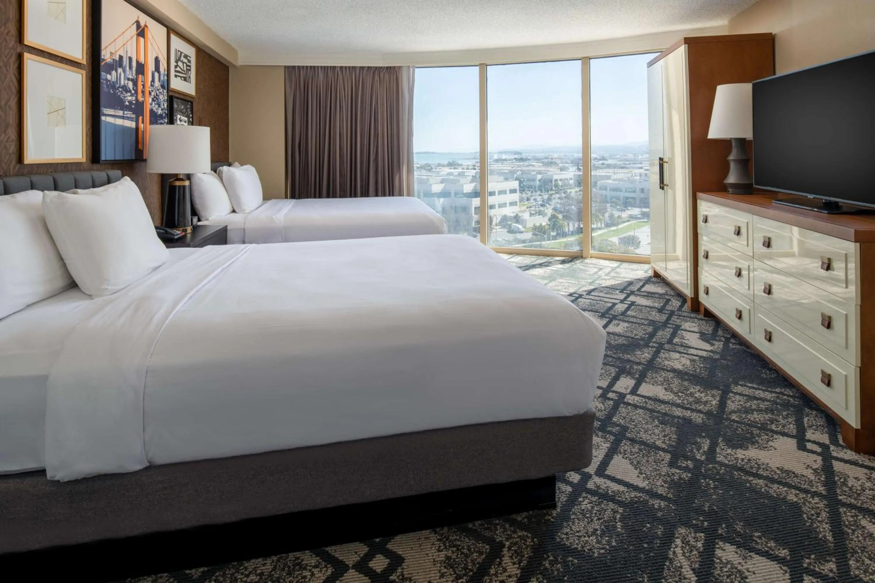 Bed in Embassy Suites by Hilton San Francisco Airport Oyster Point