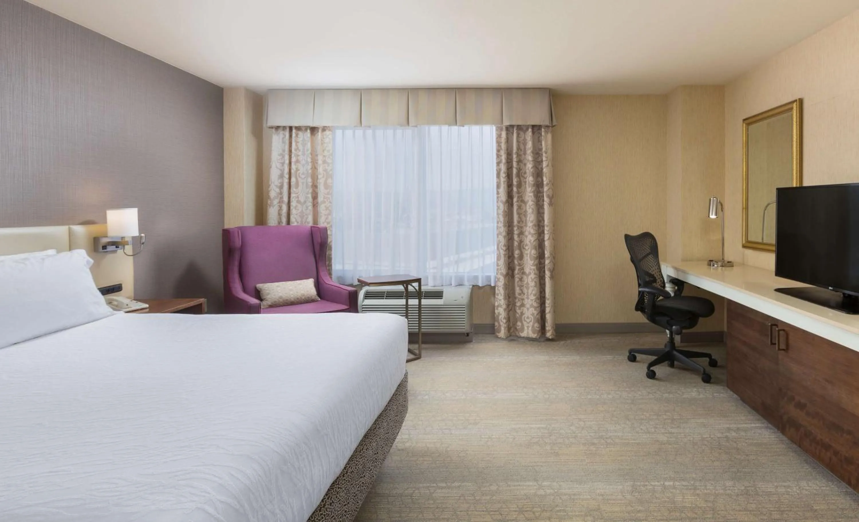 Bedroom, Bed in Hilton Garden Inn San Francisco Airport North