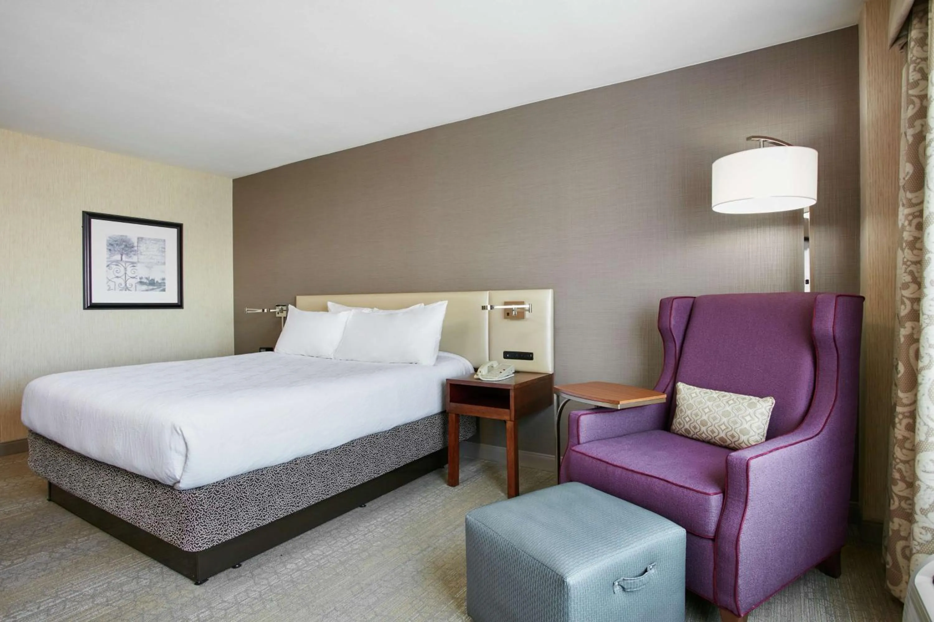 Living room, Bed in Hilton Garden Inn San Francisco Airport North