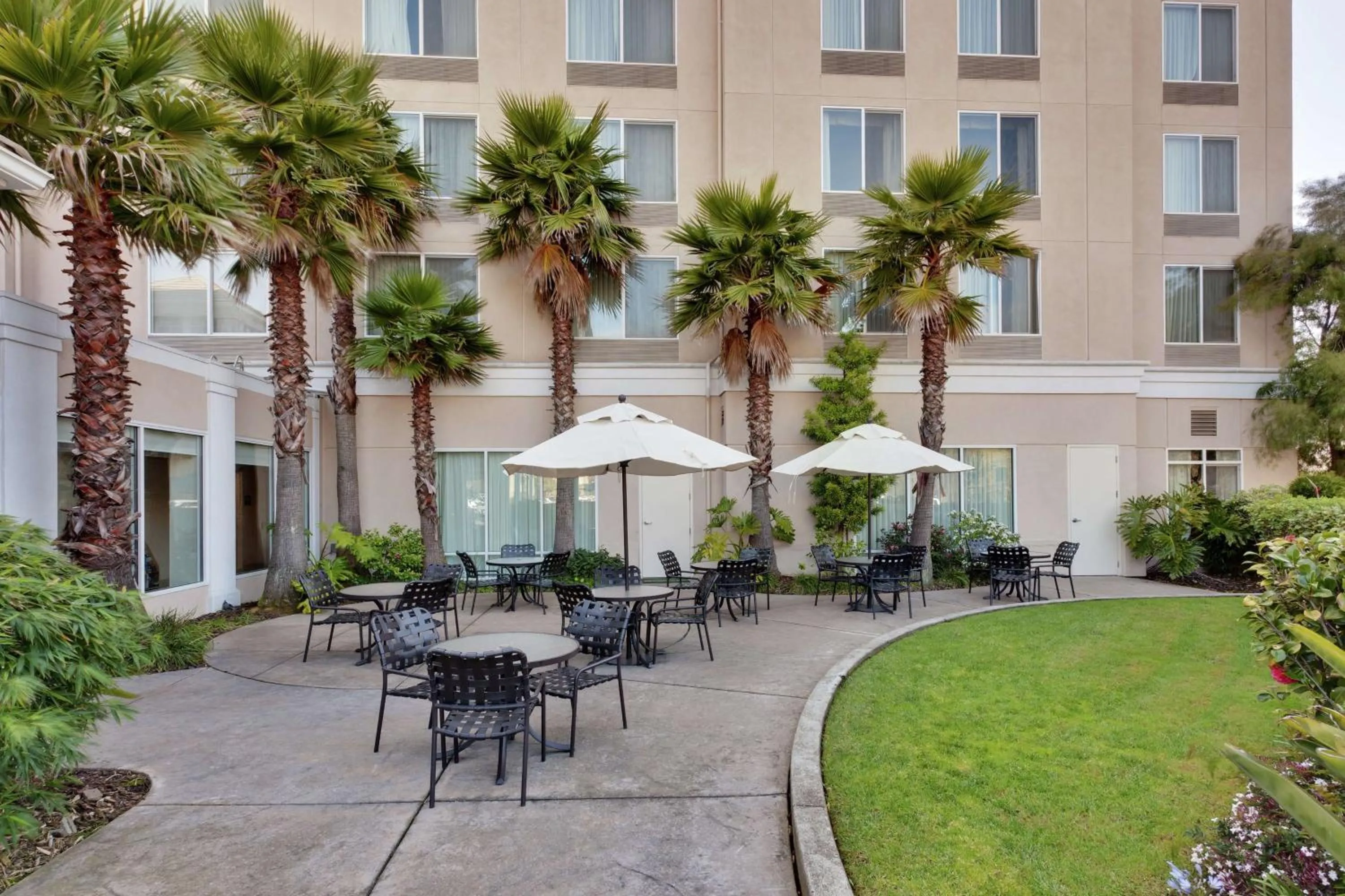 Inner courtyard view in Hilton Garden Inn San Francisco Airport North