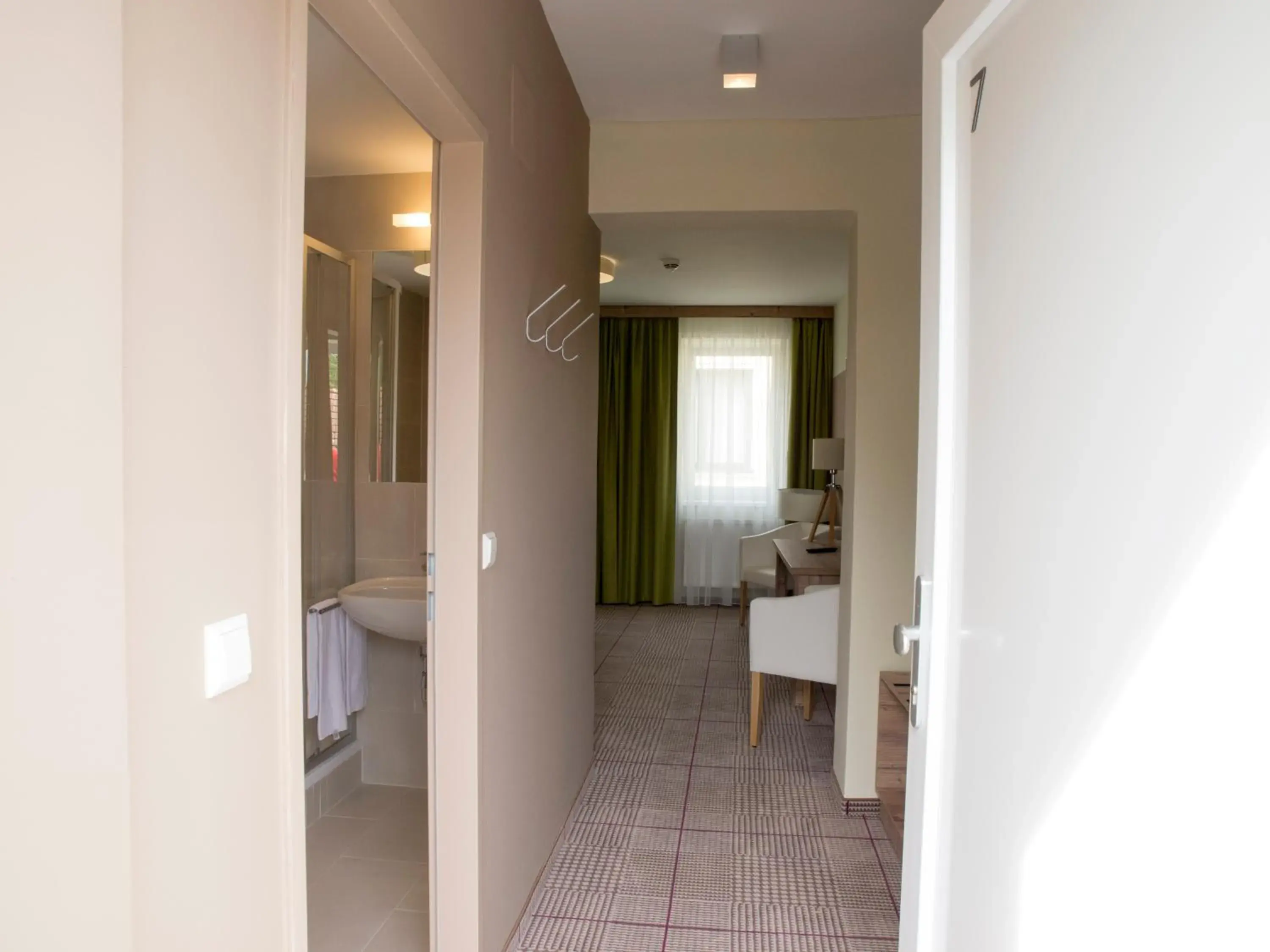 King Room with Roll-In Shower - single occupancy - Disability Access in Landgasthof zum Goldenen Hirschen King Room with Roll-In Shower - single occupancy - Disability Access in Landgasthof zum Goldenen Hirschen