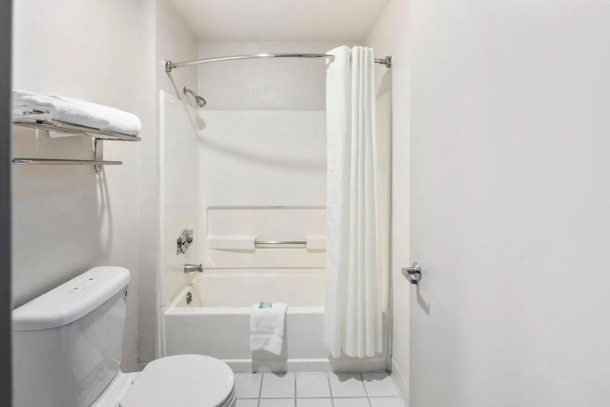 Bathroom in Inn at Lake Washington By OYO I-405