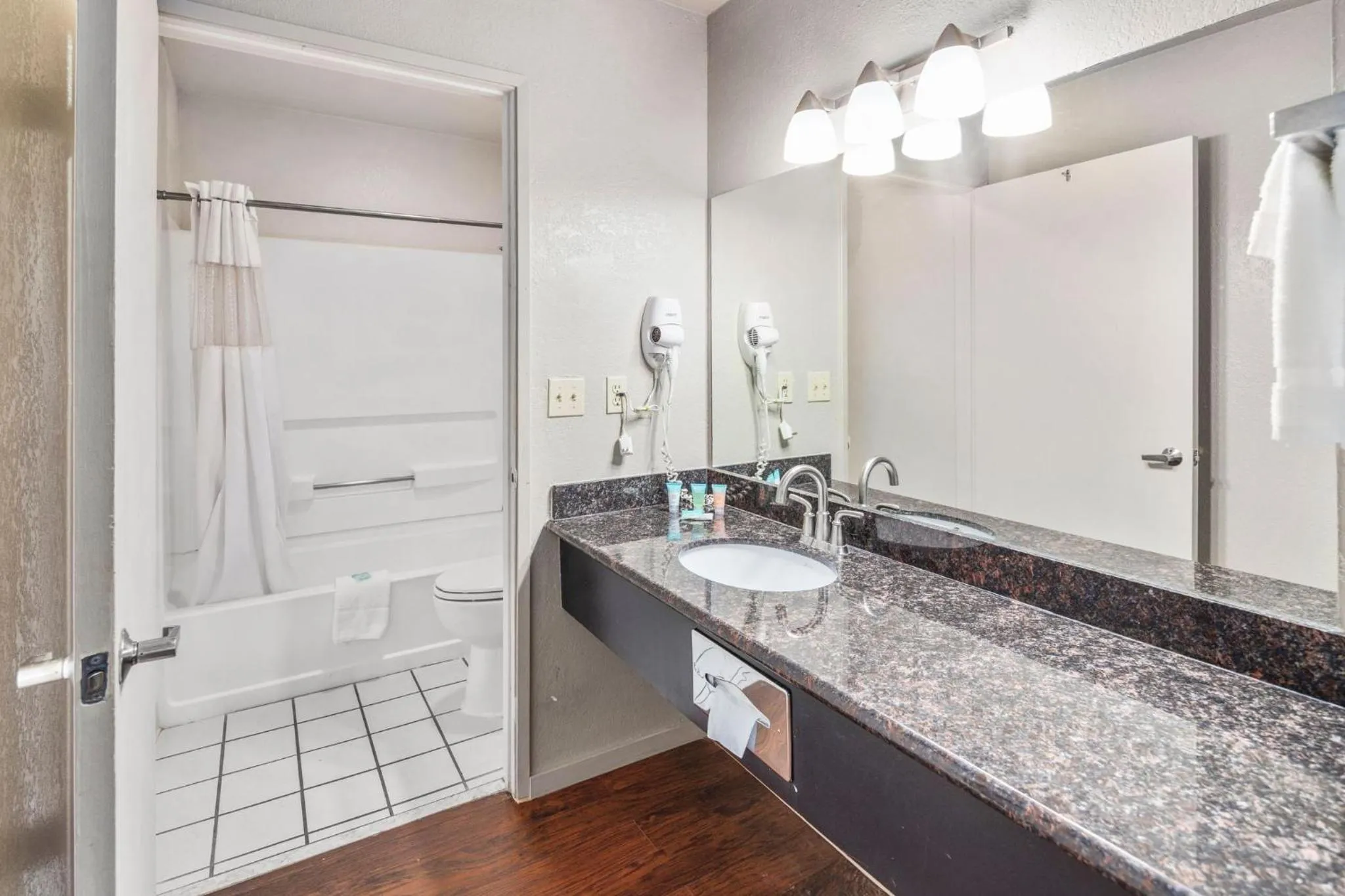 Bathroom in Inn at Lake Washington By OYO I-405