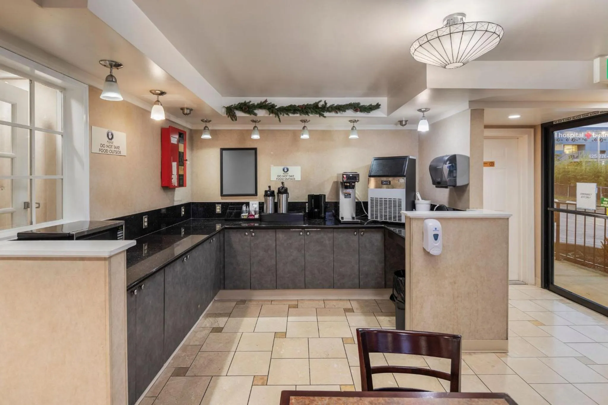 Dining area in Inn at Lake Washington By OYO I-405