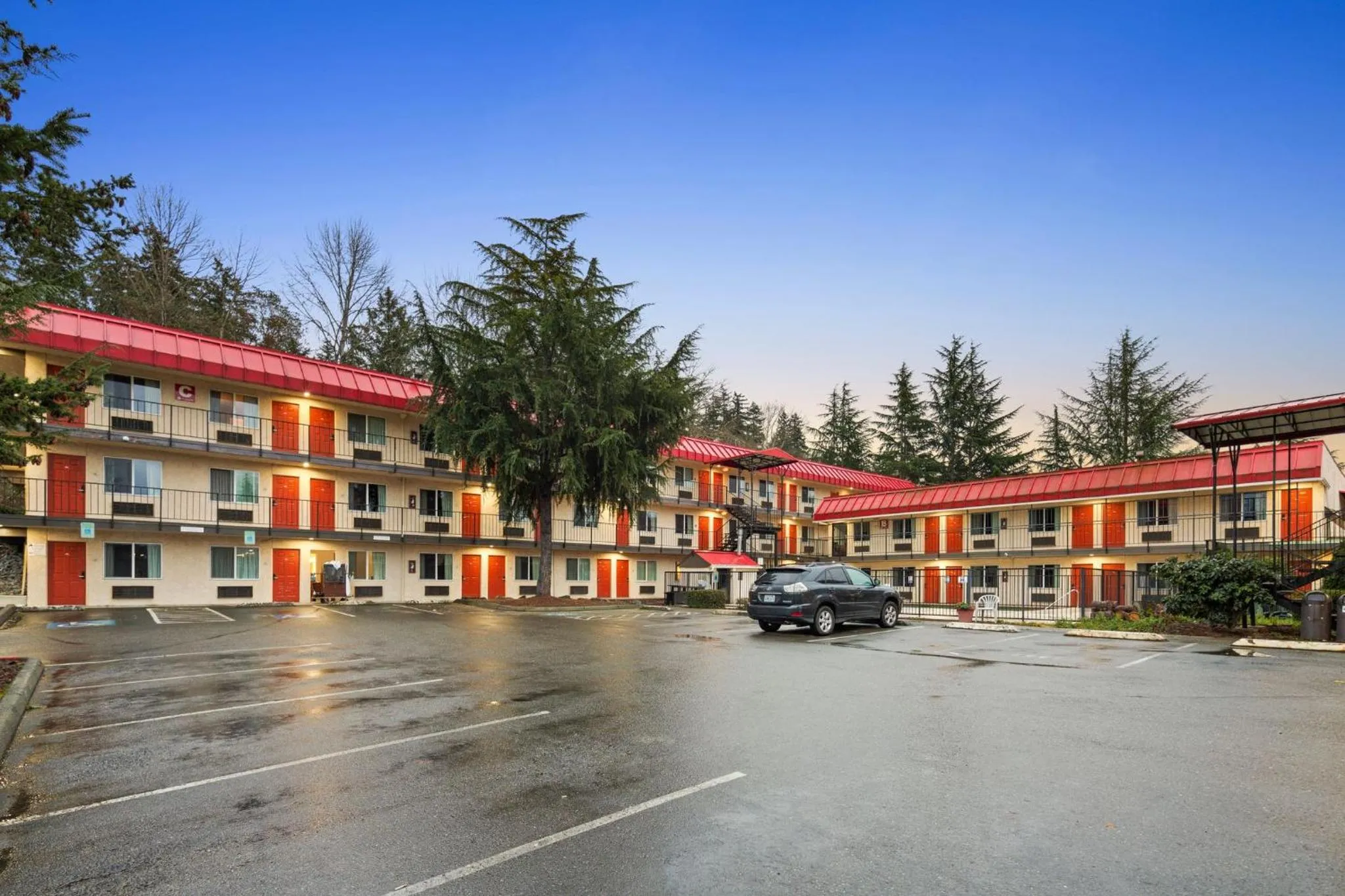 Facade/entrance in Inn at Lake Washington By OYO I-405