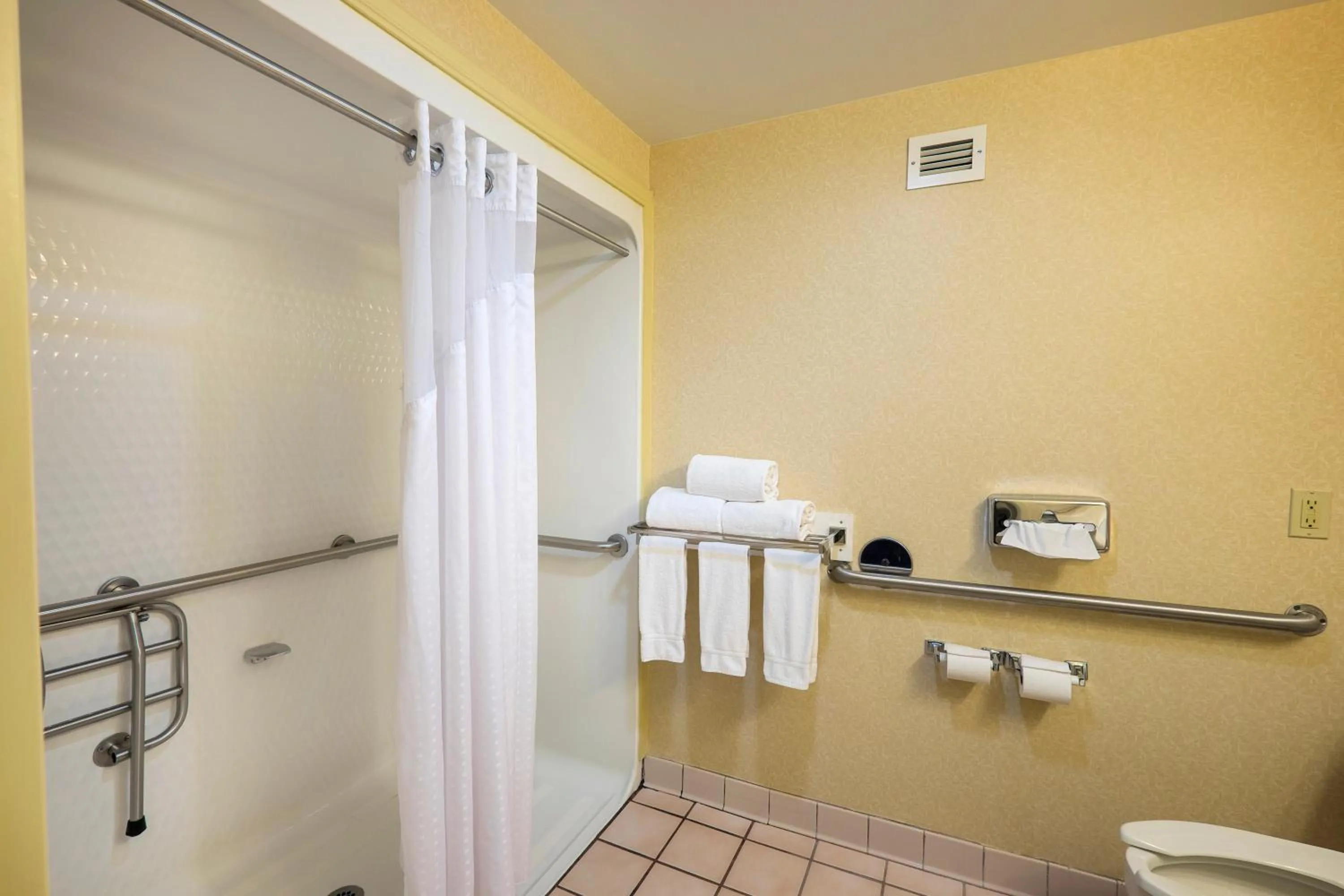 Photo of the whole room in Wingate by Wyndham Waynesboro