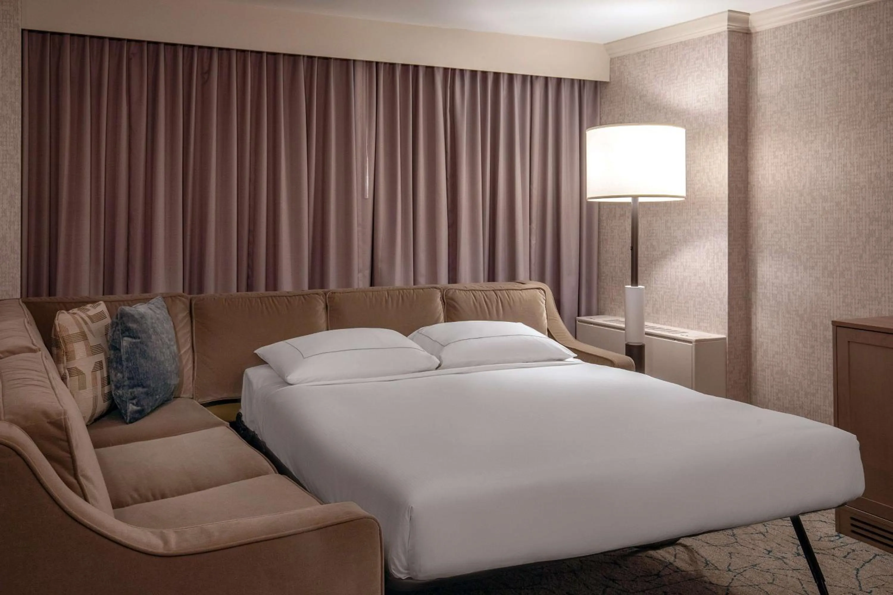 Living room, Bed in DoubleTree by Hilton Hotel and Conference Center Chicago North Shore