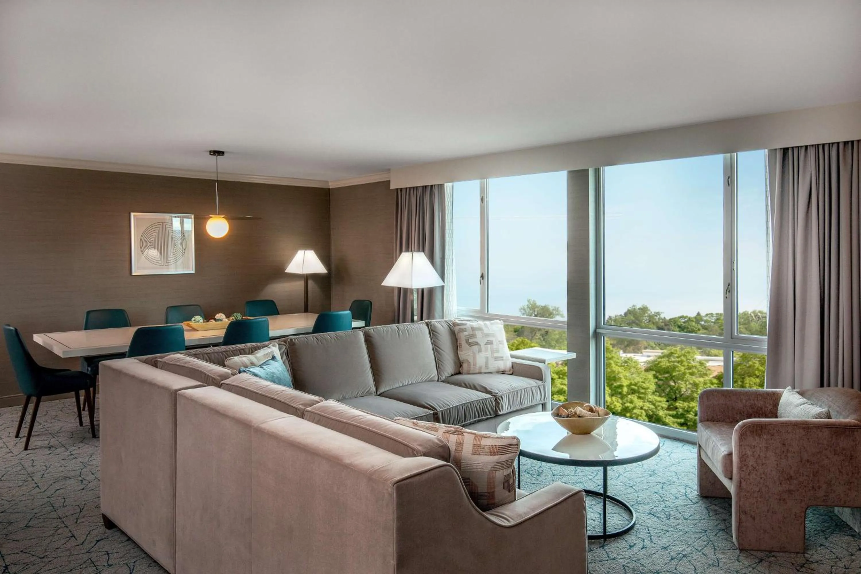 Living room in DoubleTree by Hilton Hotel and Conference Center Chicago North Shore