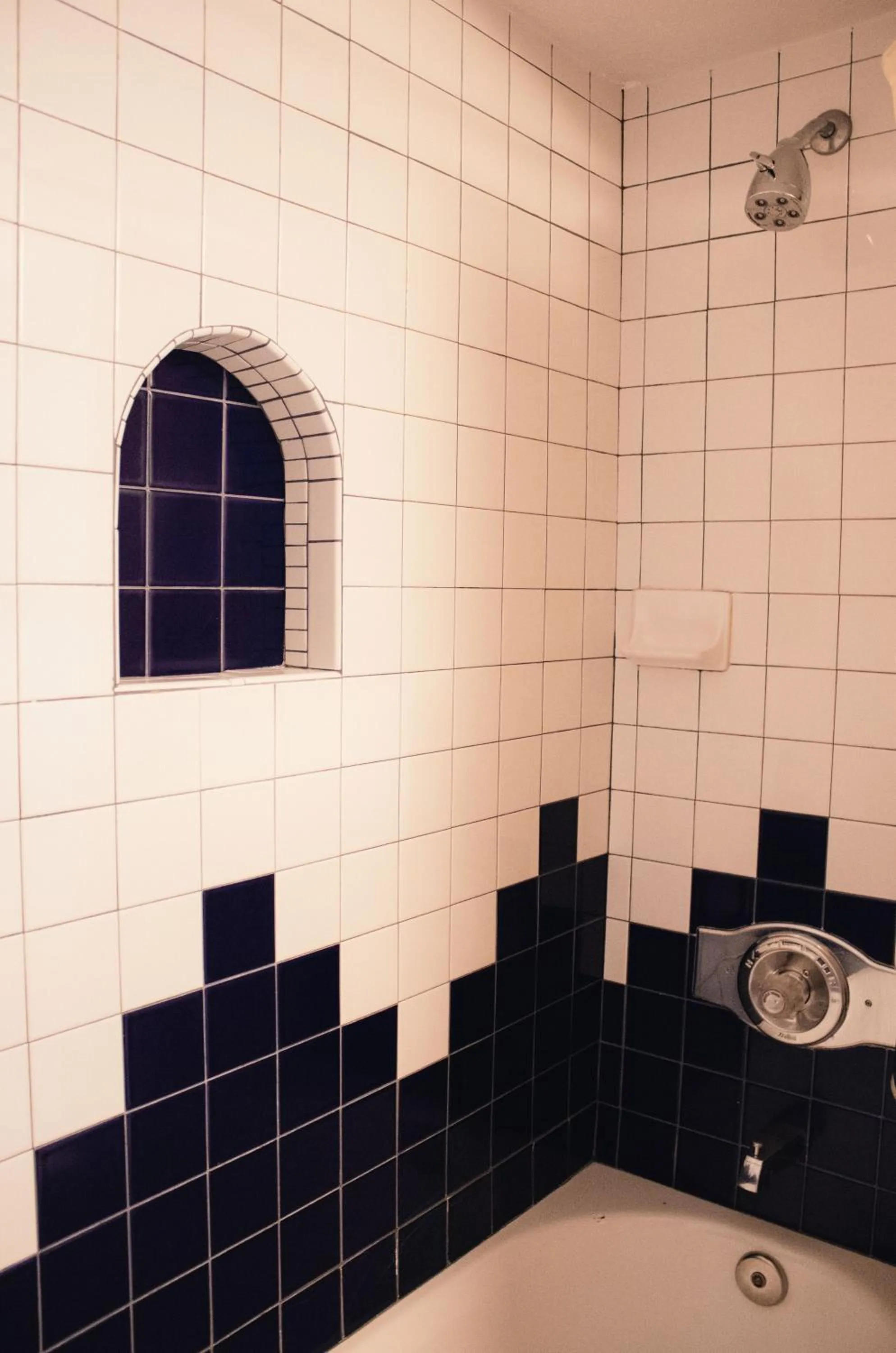 Bathroom in El Rey Court