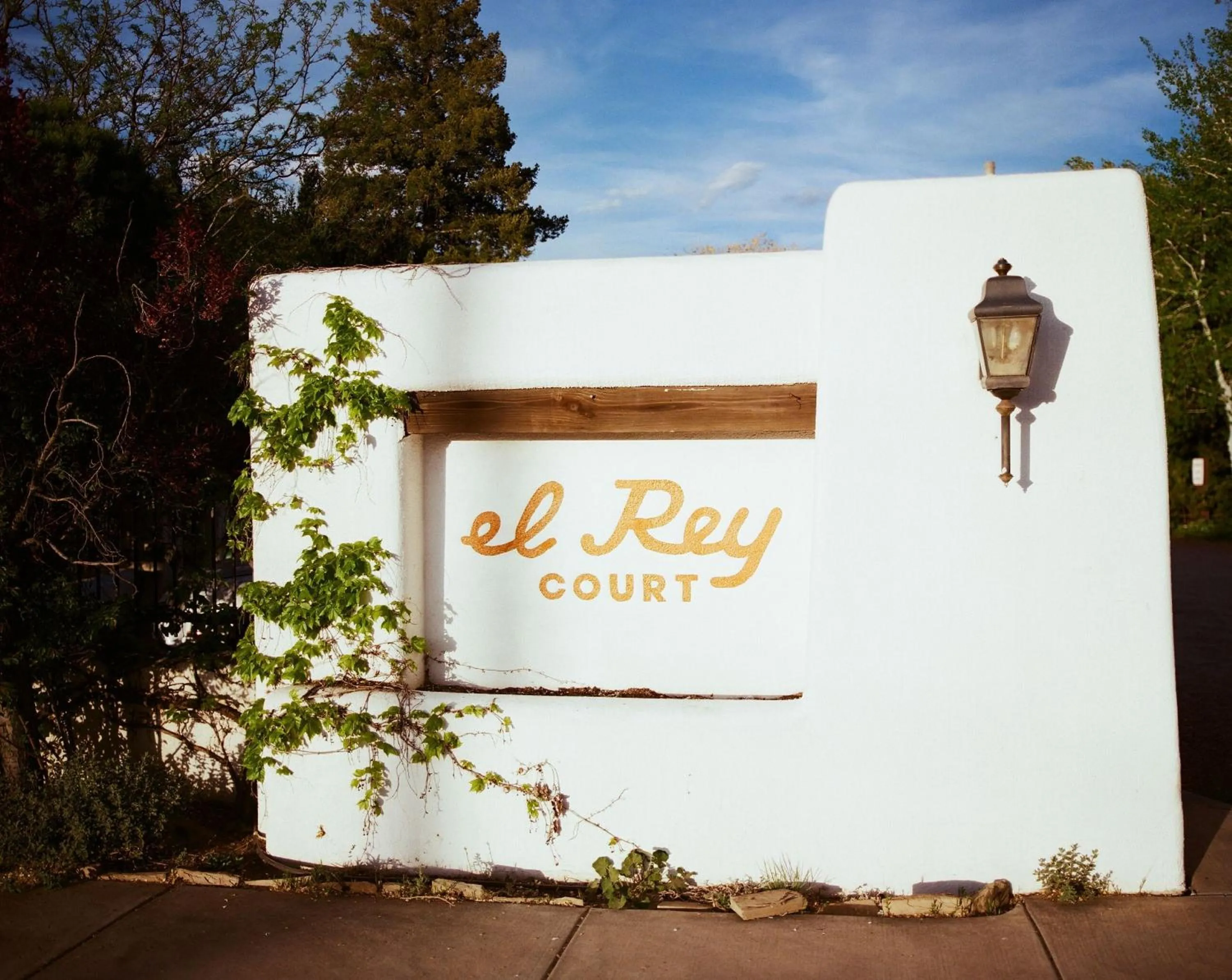 Property logo or sign in El Rey Court