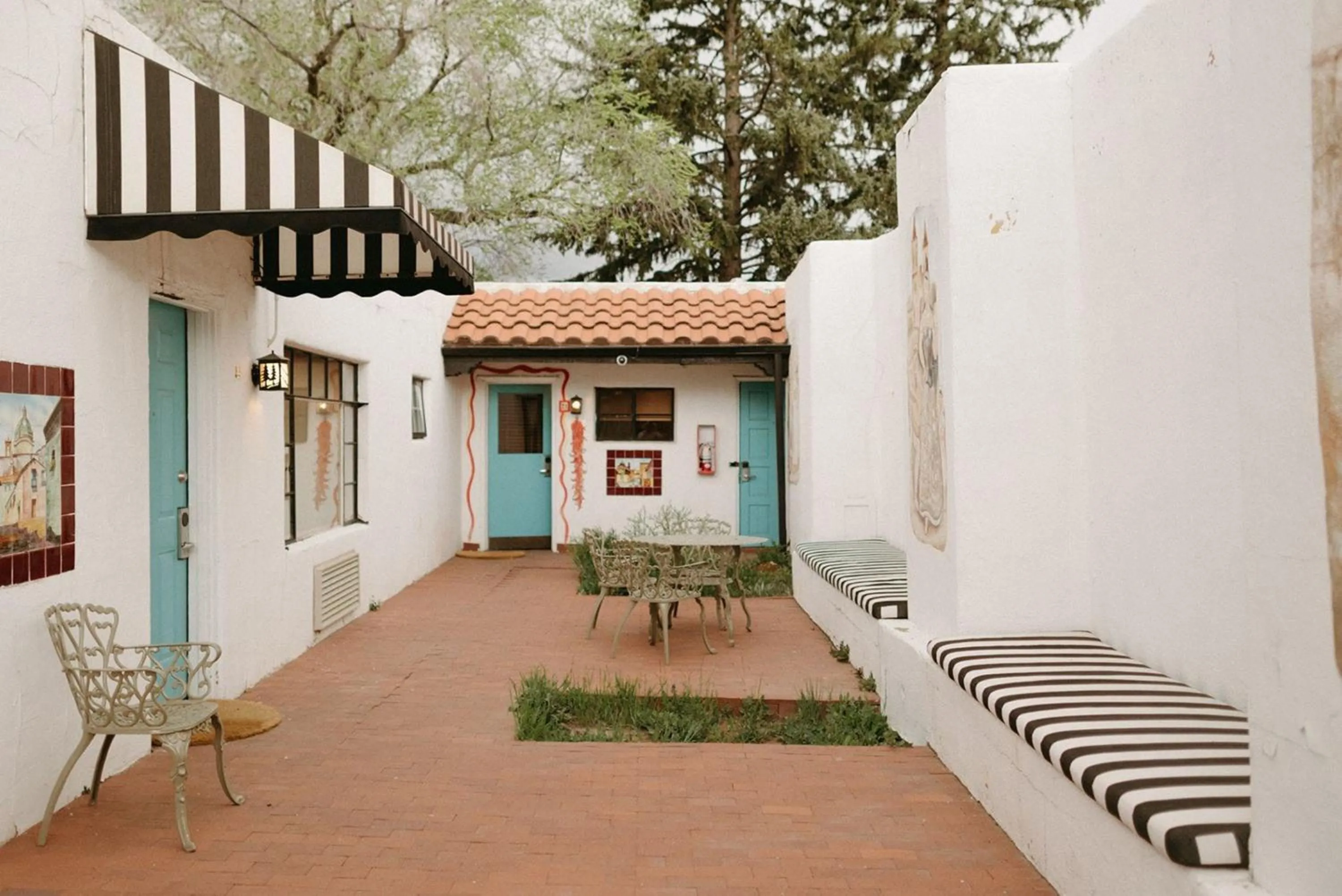 Property building in El Rey Court