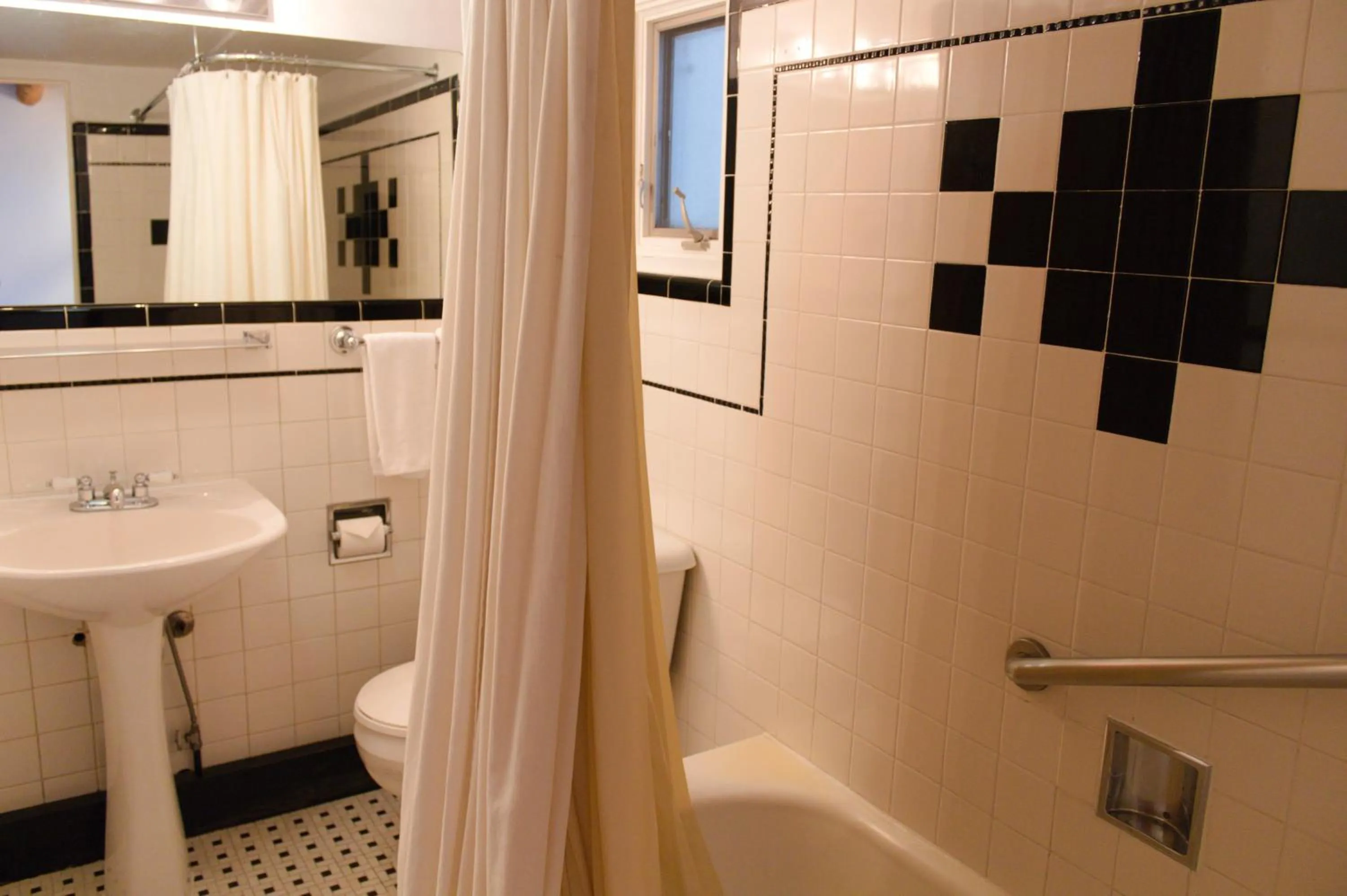 Bathroom in El Rey Court