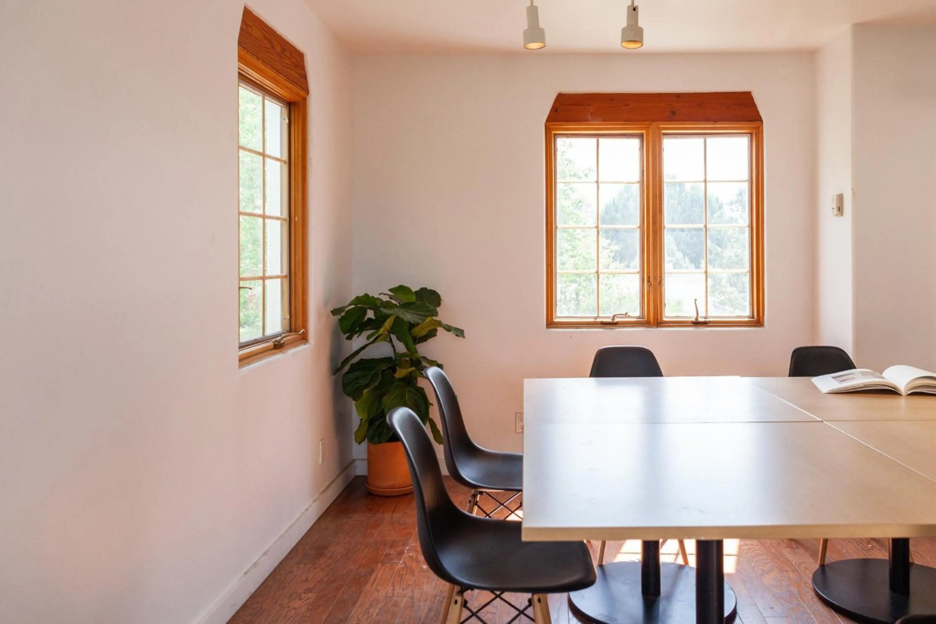 Meeting/conference room in El Rey Court