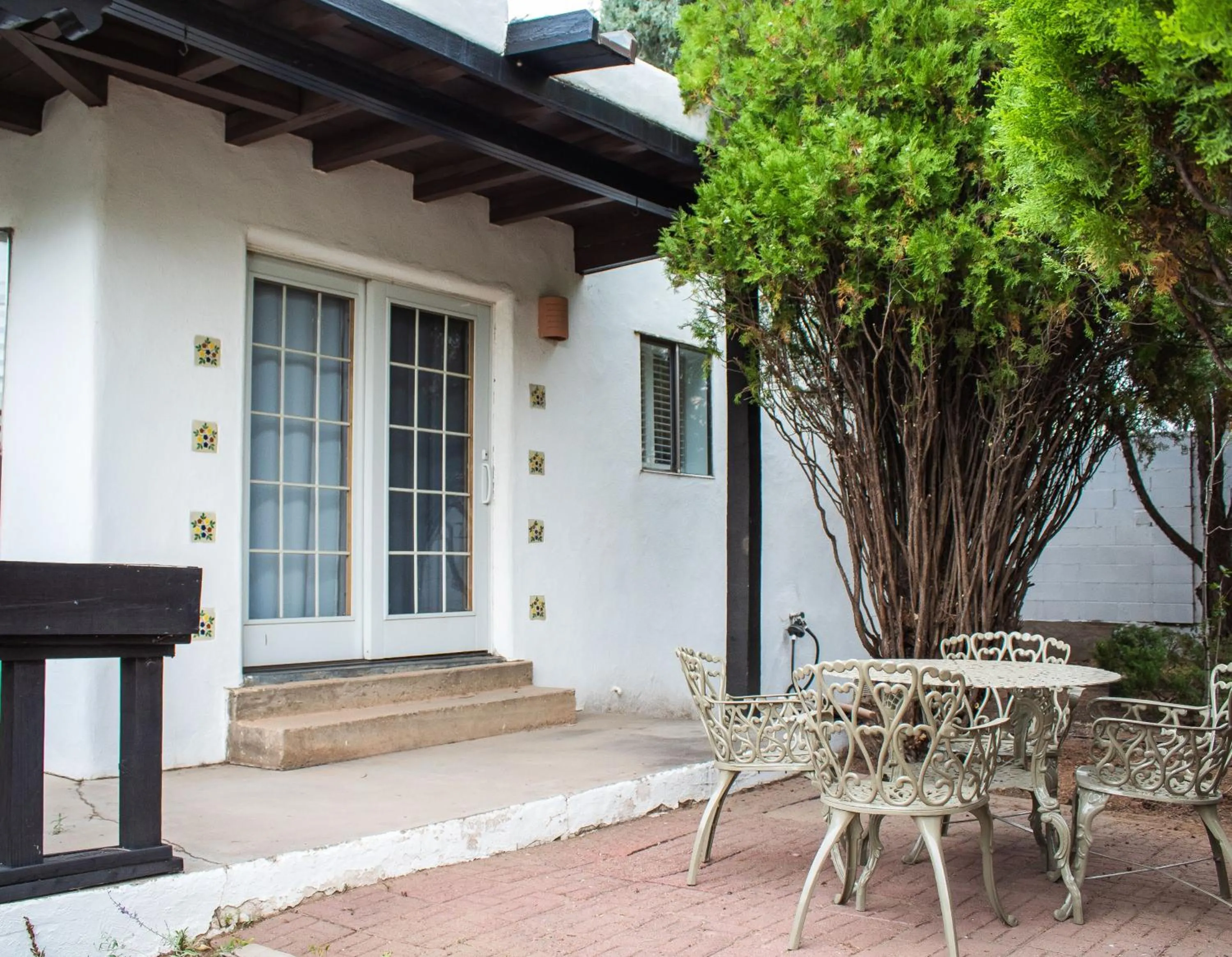 Property building in El Rey Court