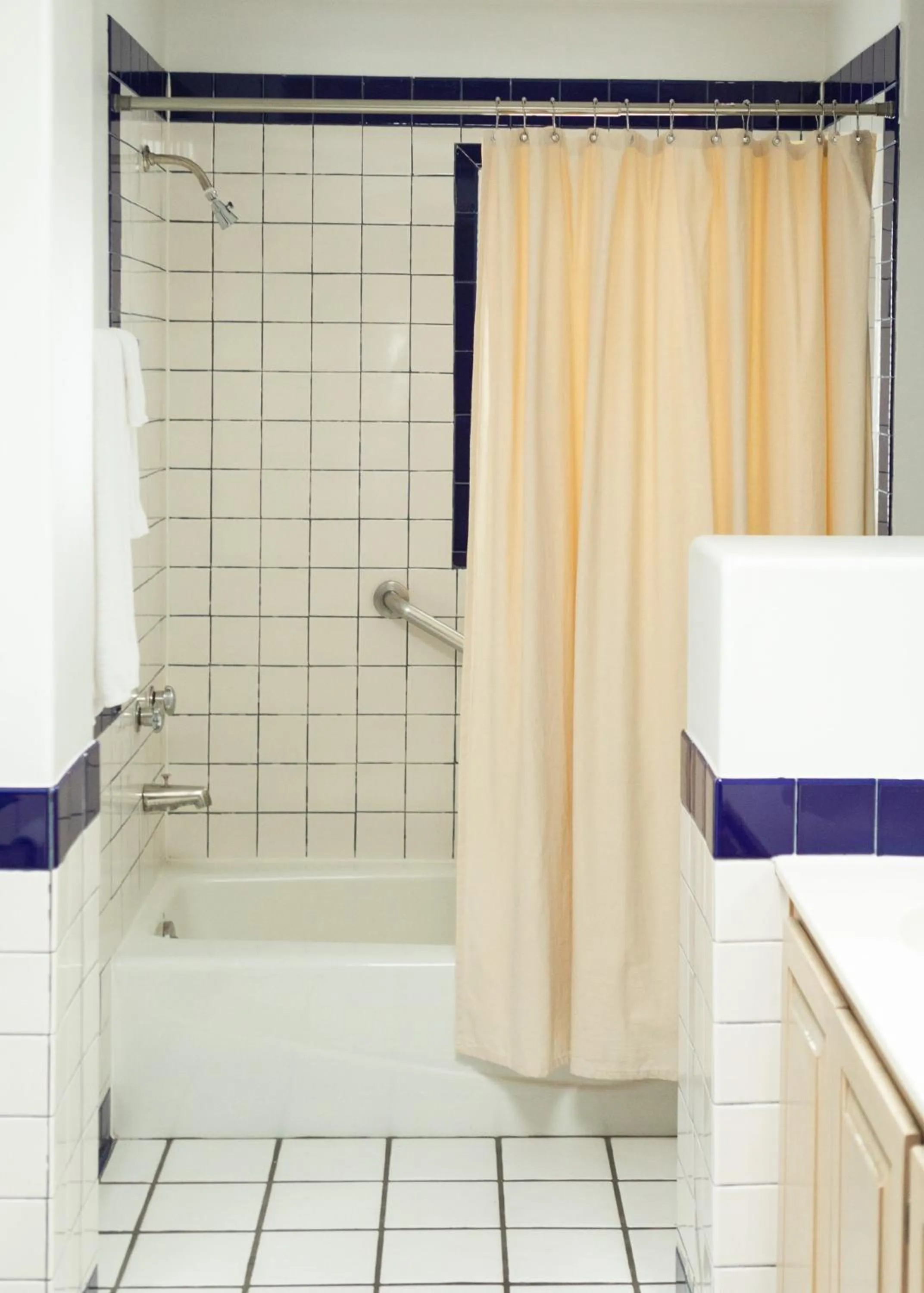 Bathroom in El Rey Court