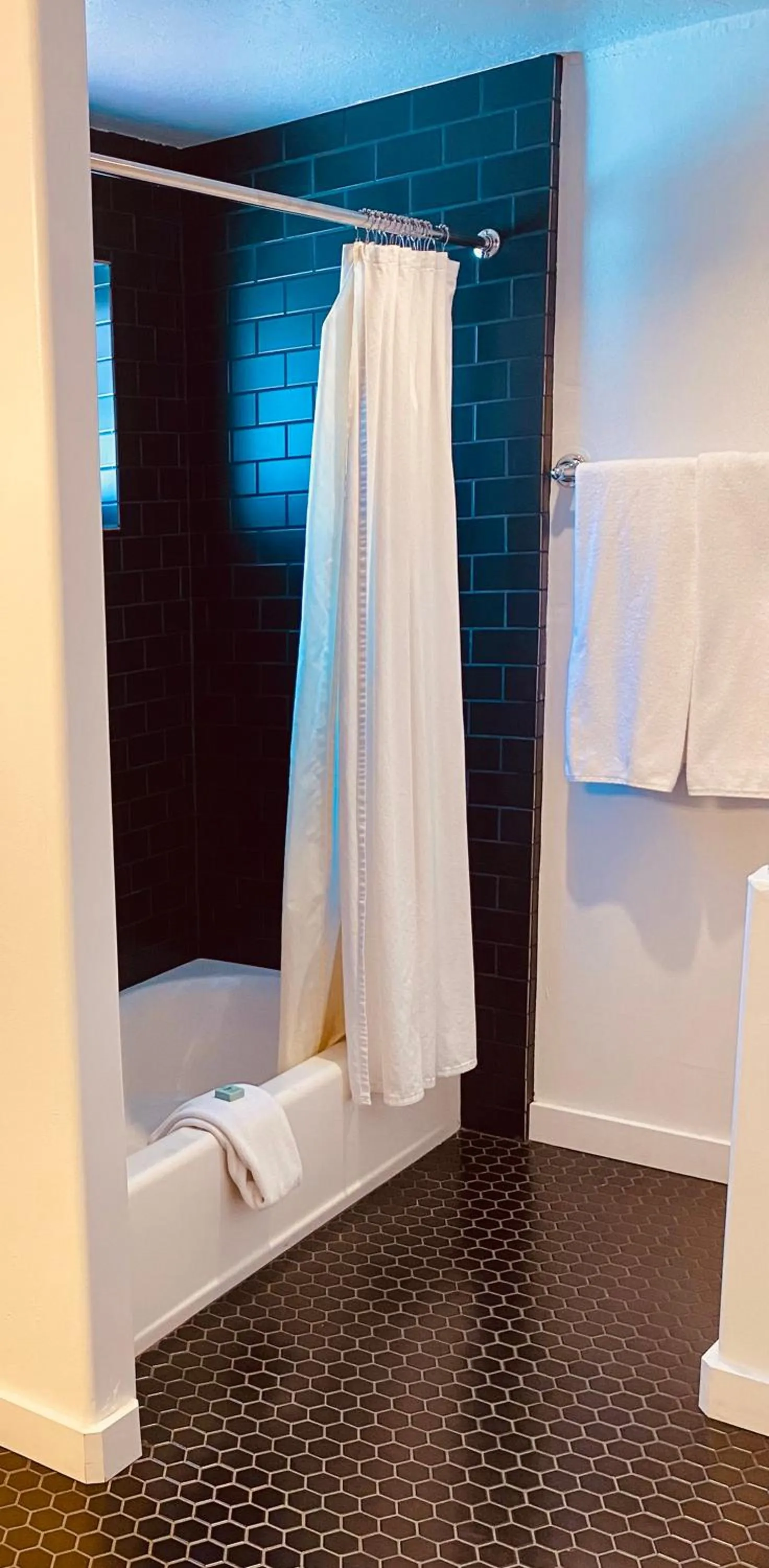 Bathroom in El Rey Court