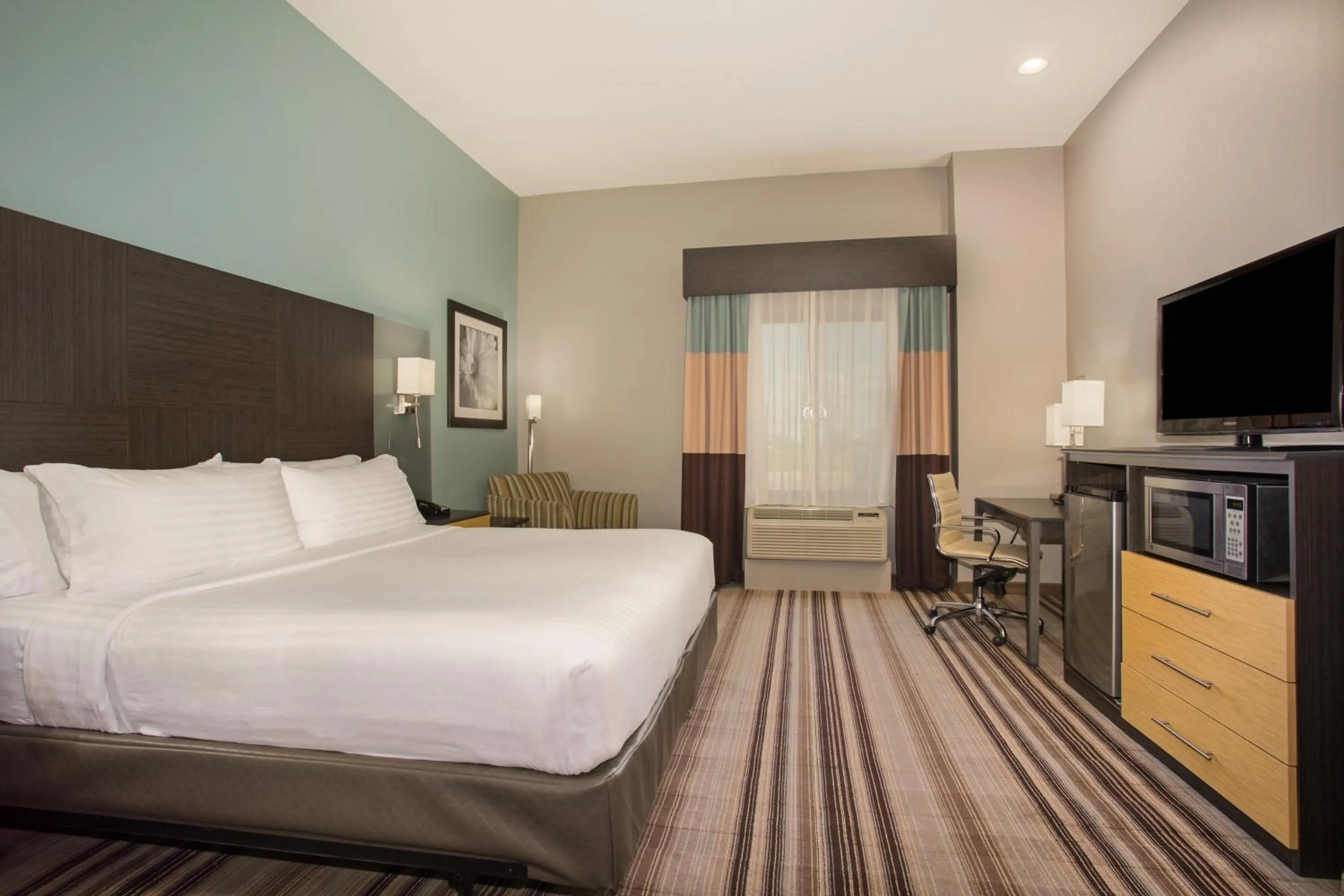 Photo of the whole room, Bed in Holiday Inn Express & Suites Amarillo West by IHG