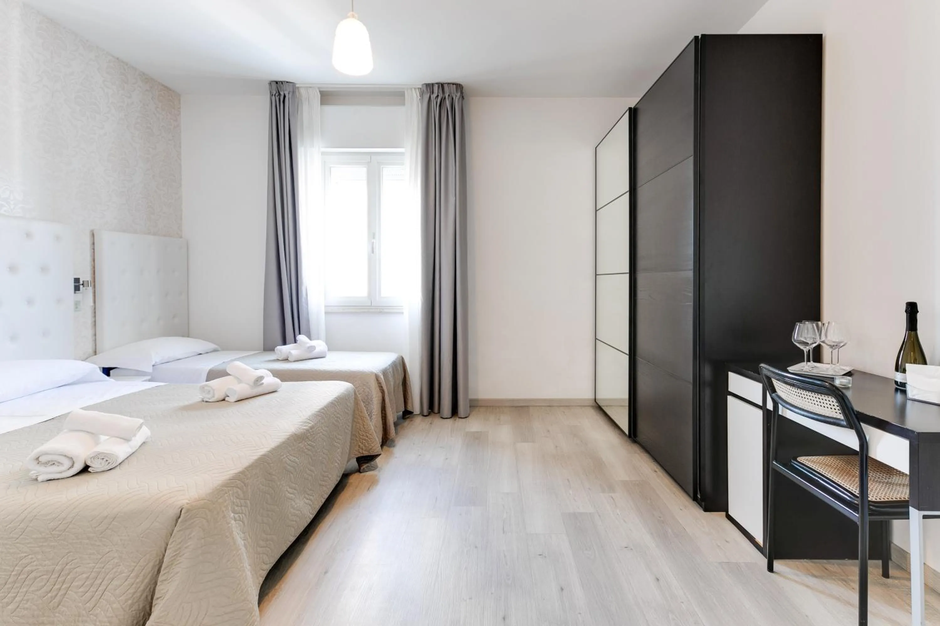 Bedroom, Bed in Hotel La Perla Rimini