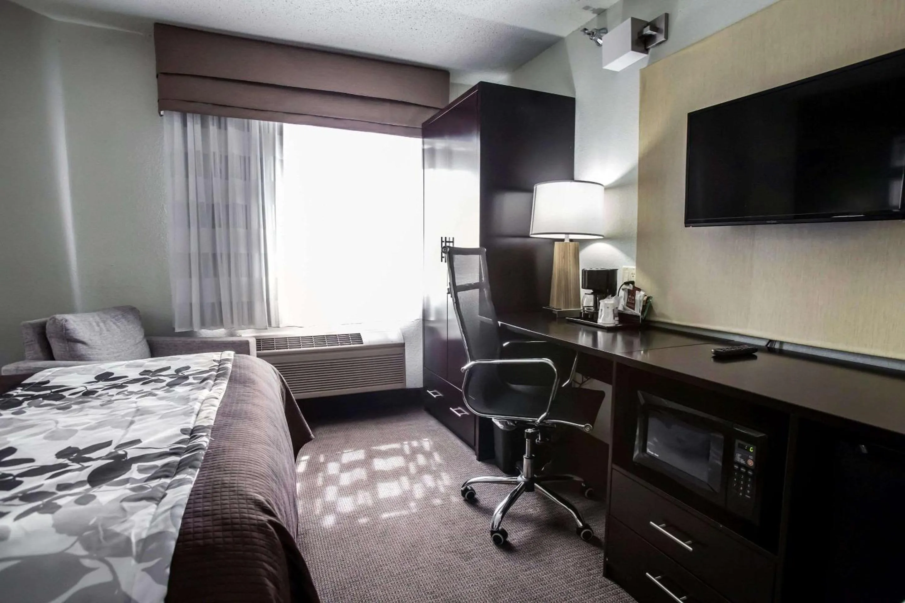 Photo of the whole room, Bed in Sleep Inn Rockford I-90