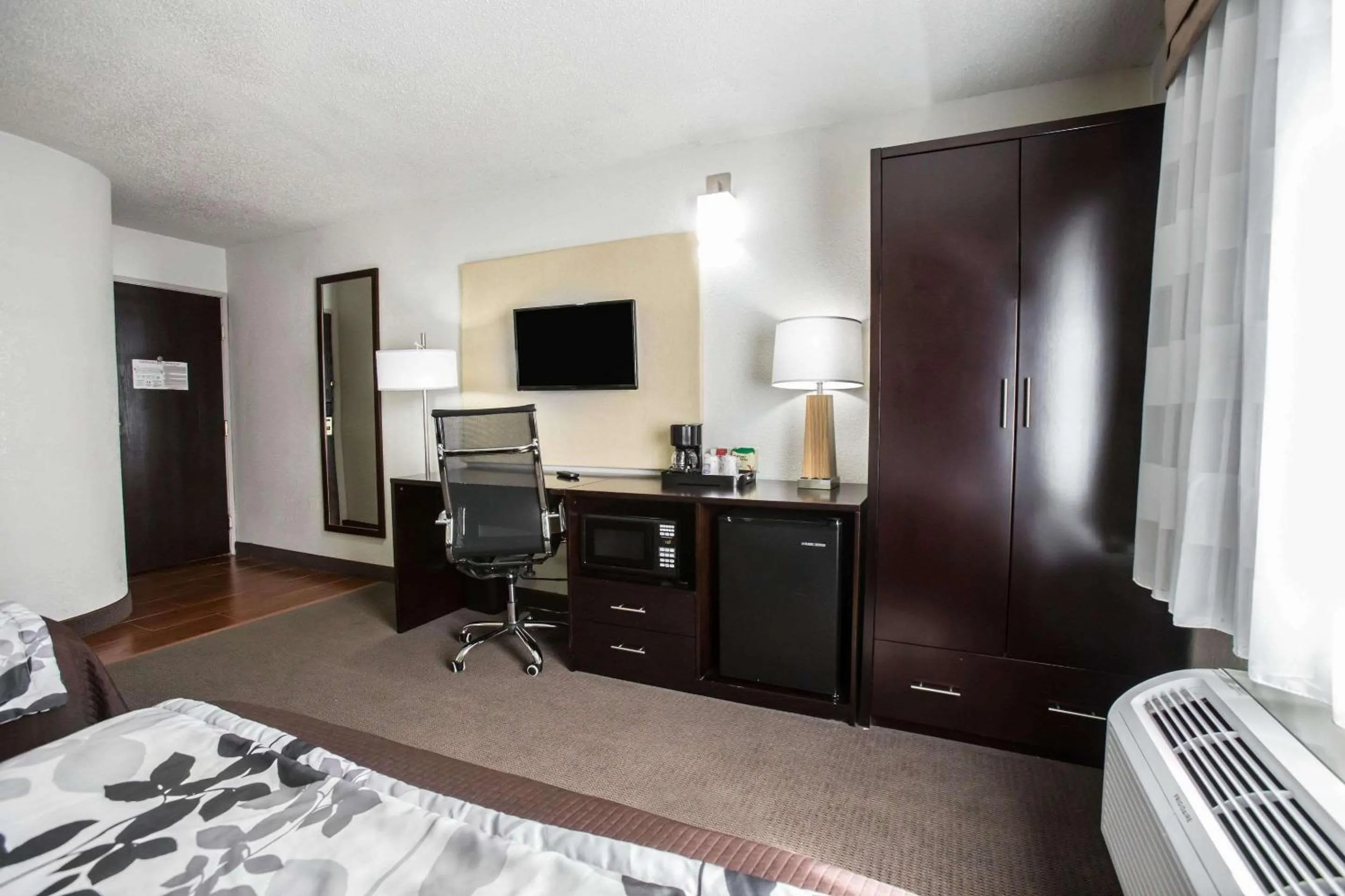 Photo of the whole room, Bed in Sleep Inn Rockford I-90