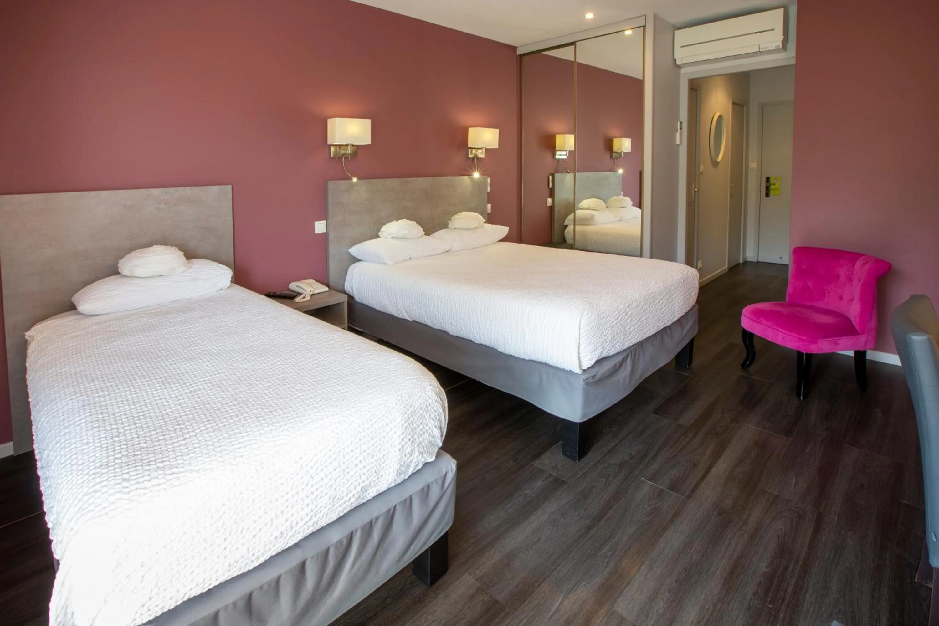 Photo of the whole room, Bed in Logis Hotel - Restaurant - Spa - Le Relais de Farrou