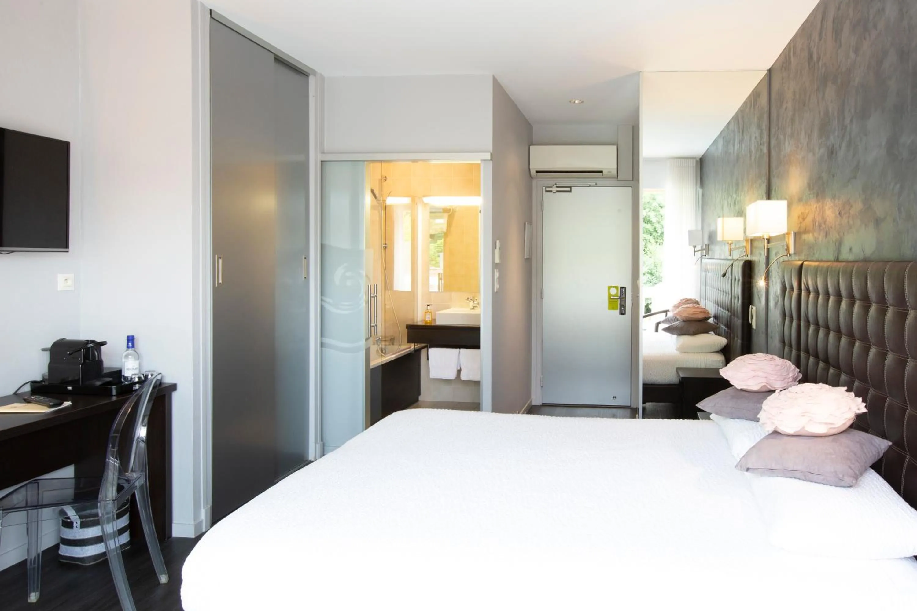 Photo of the whole room, Bed in Logis Hotel - Restaurant - Spa - Le Relais de Farrou