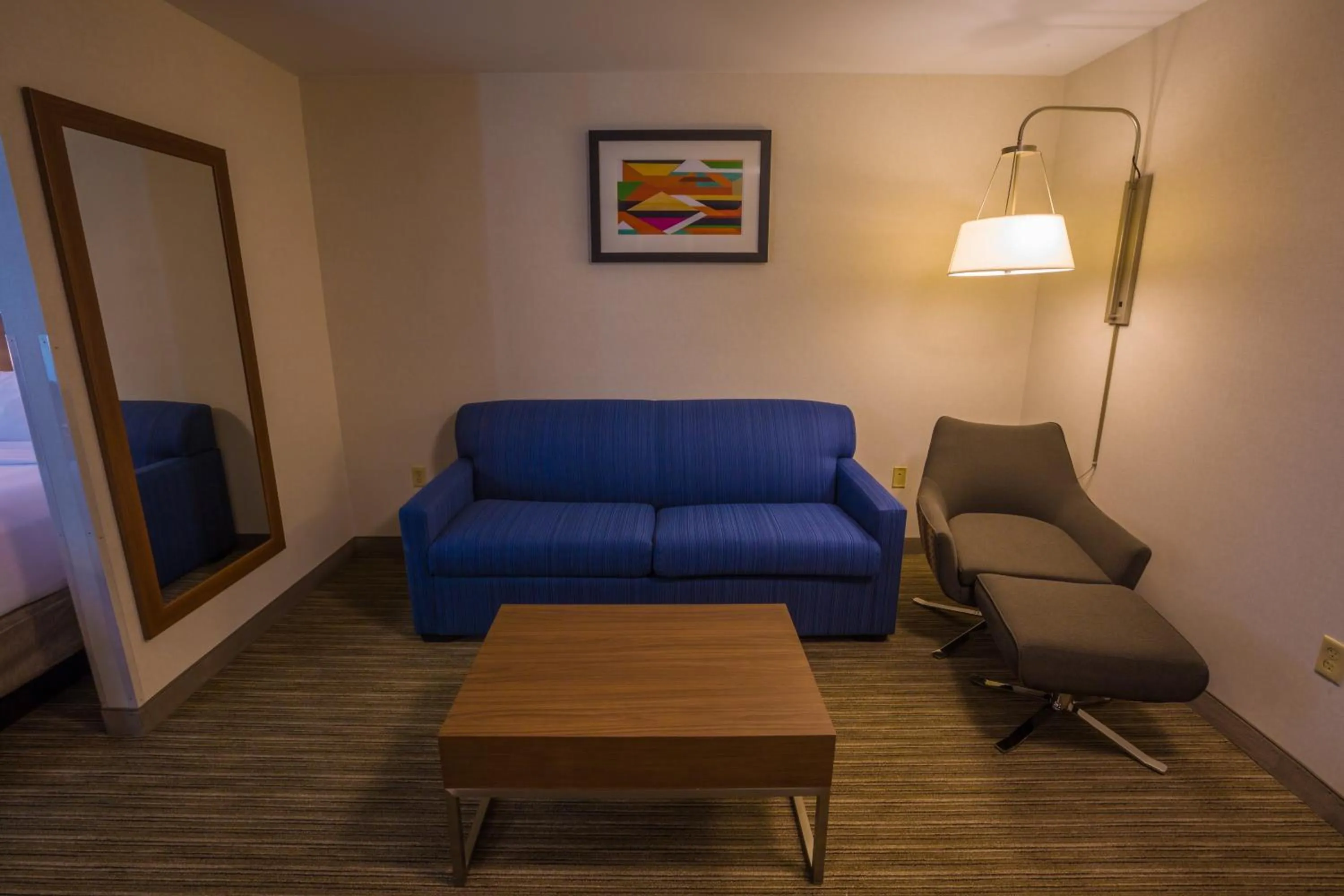 Living room in Holiday Inn Express Hotel & Suites Pasco-TriCities by IHG