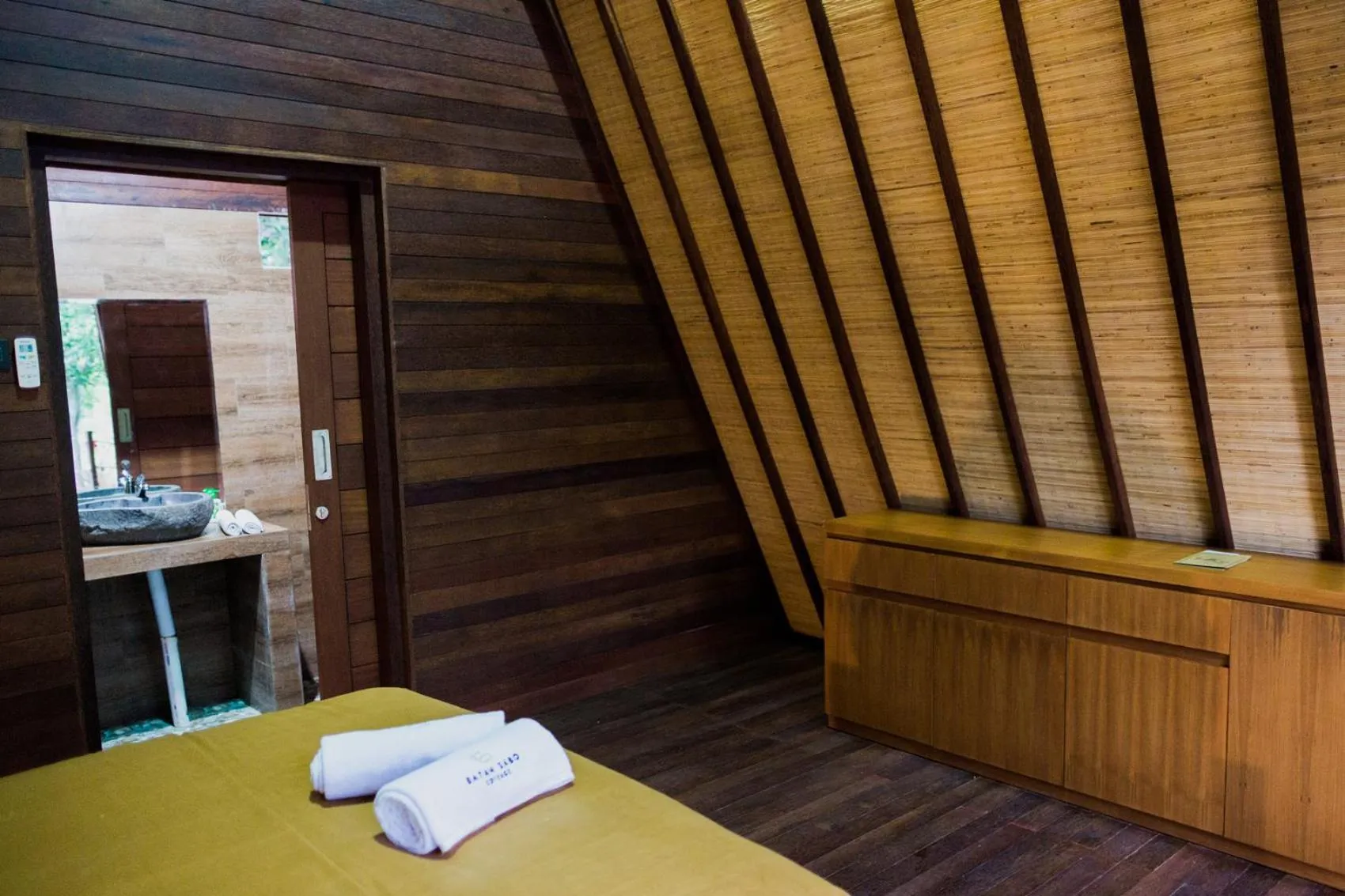 Photo of the whole room, Bed in Batan Sabo & Co