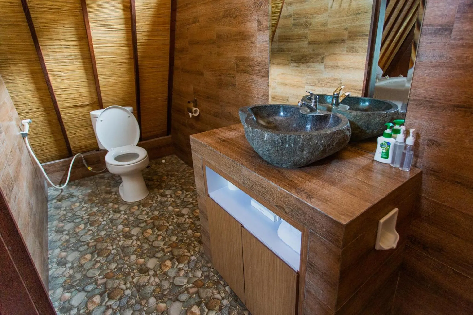 Toilet in Batan Sabo & Co