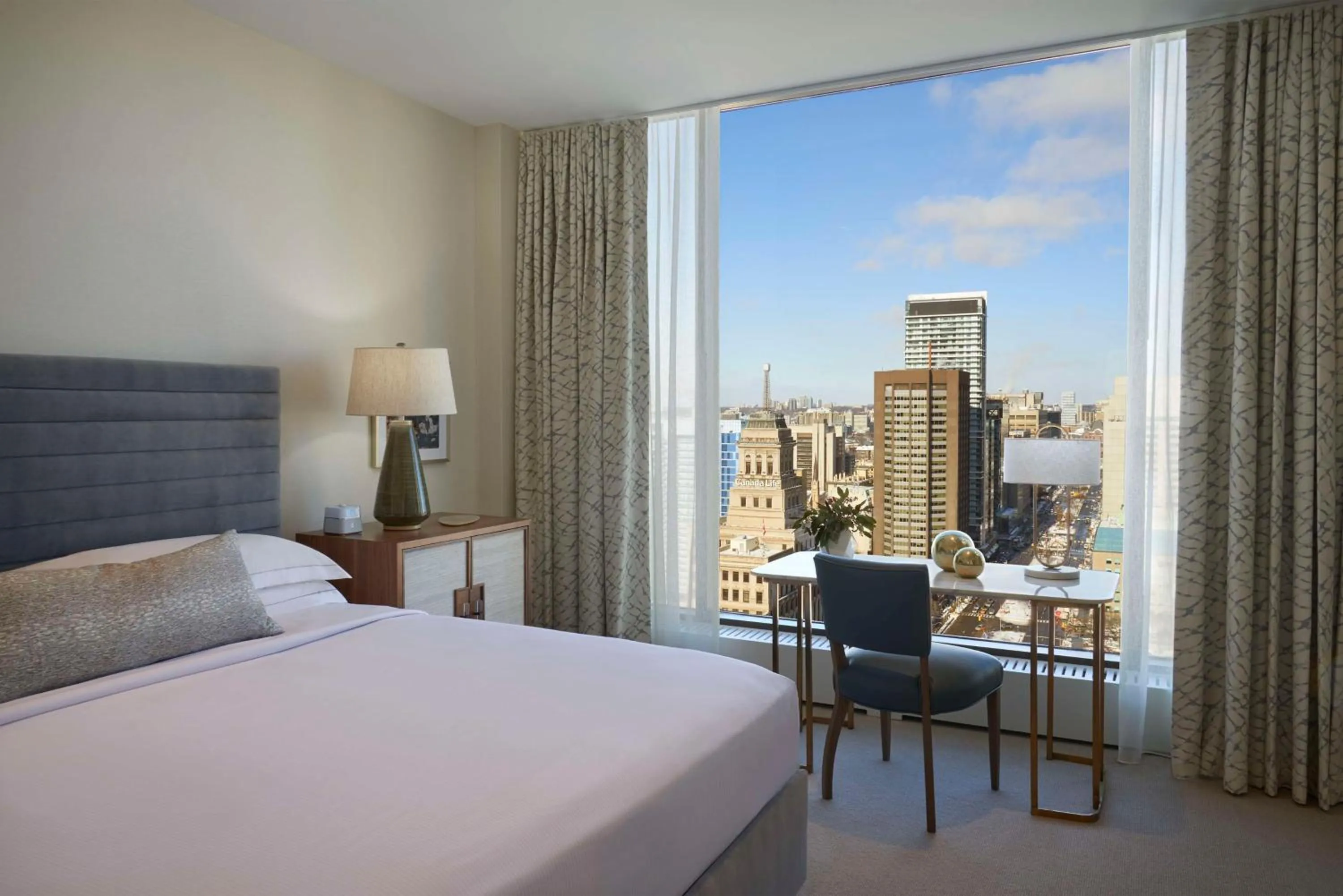 Bedroom, Bed in Hilton Toronto