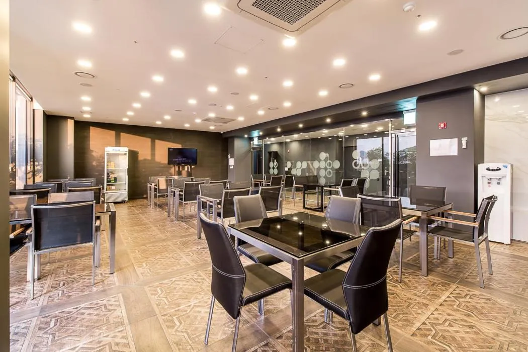 Restaurant/places to eat in Hotel The May