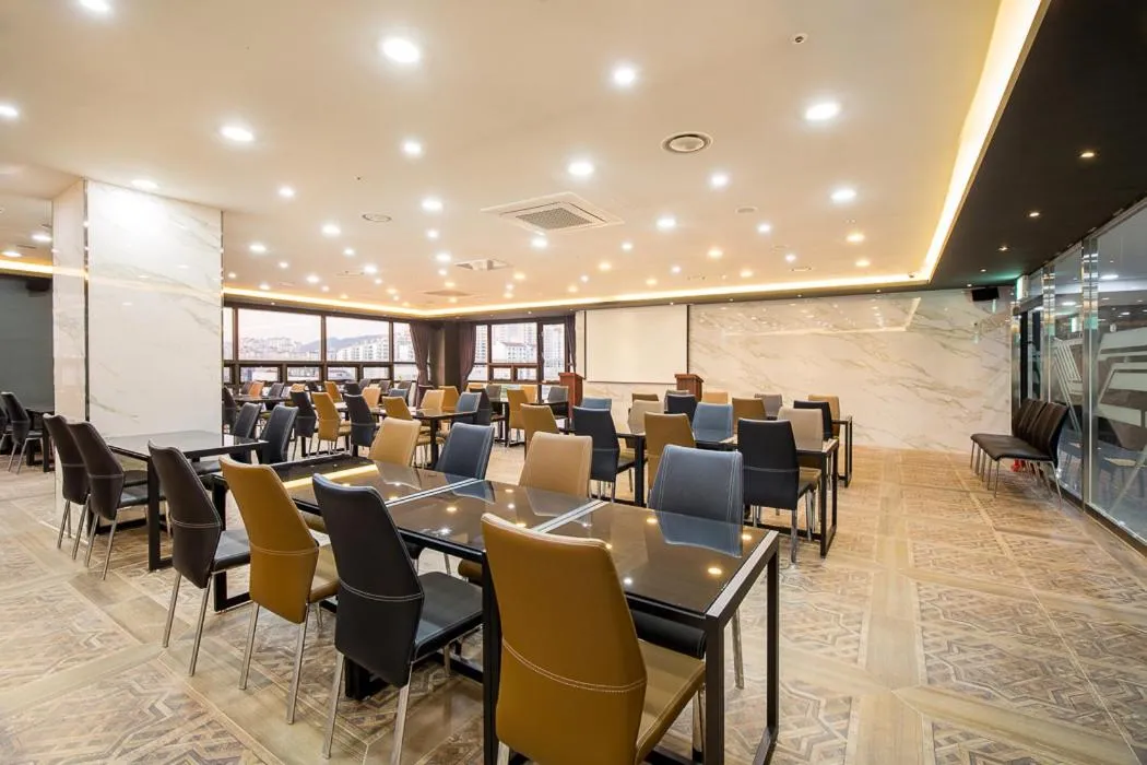 Restaurant/places to eat in Hotel The May