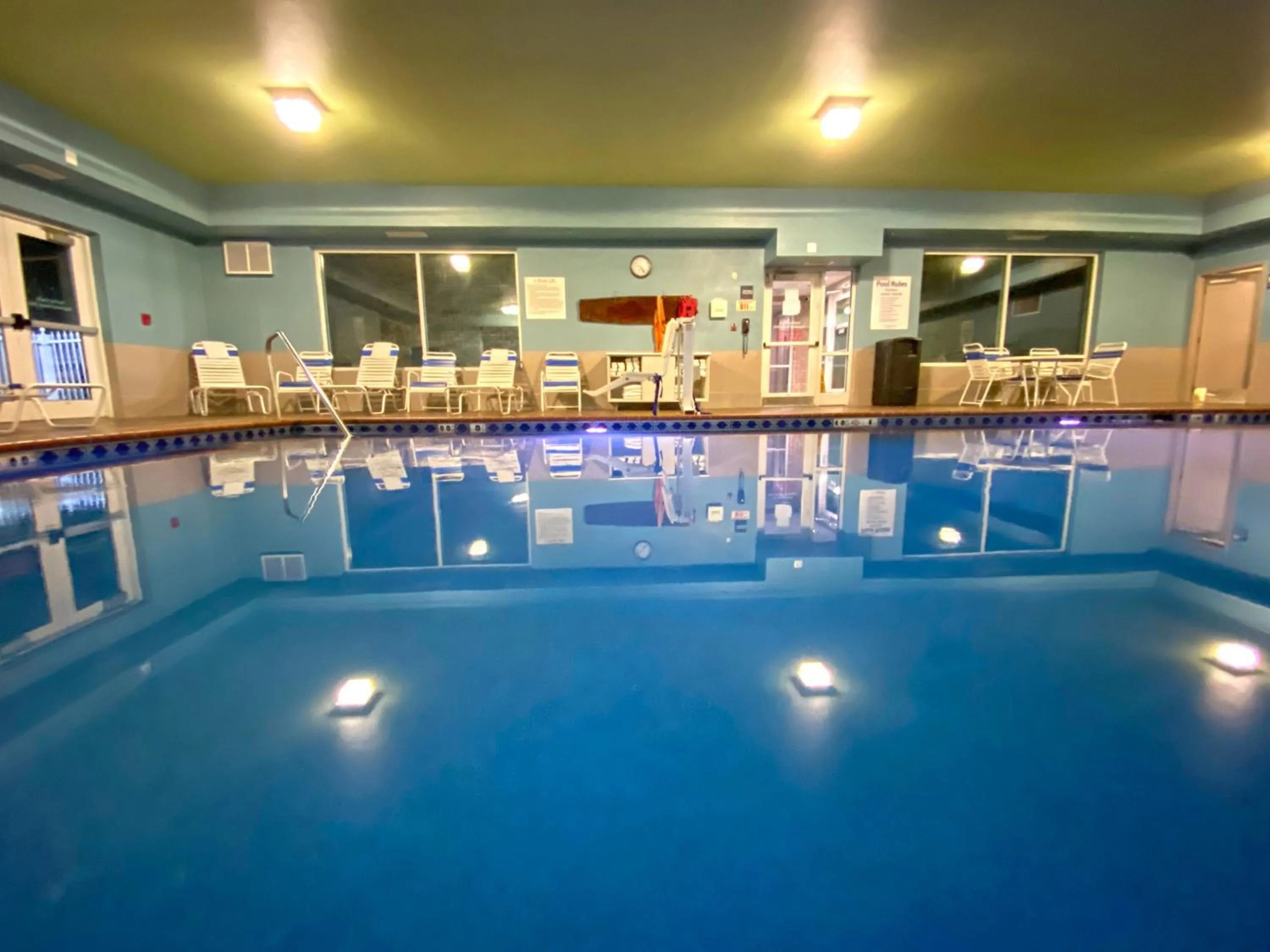 Swimming pool in Holiday Inn Express Hotel & Suites Somerset Central by IHG