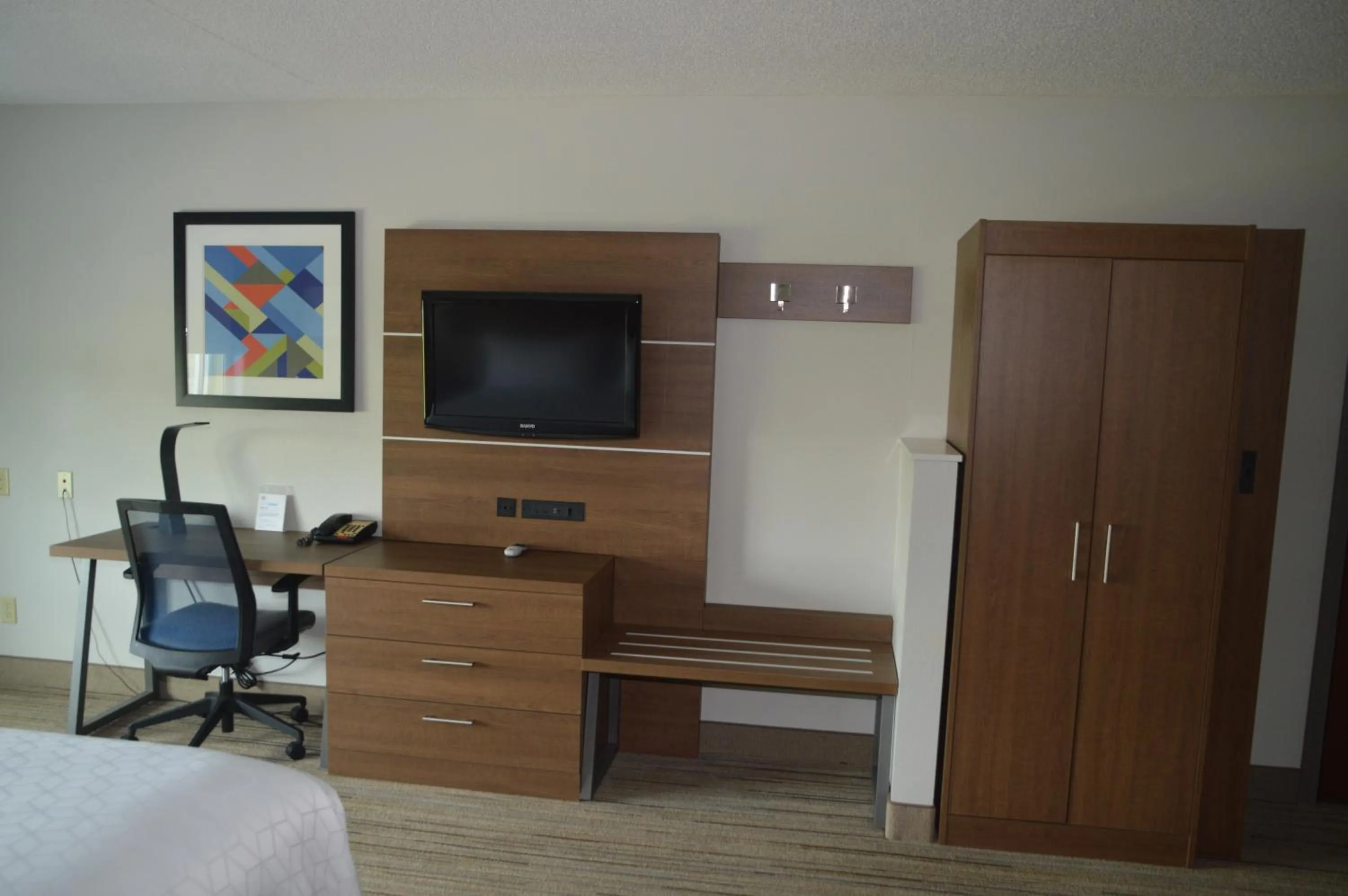 TV and multimedia, Bed in Holiday Inn Express Hotel & Suites Somerset Central by IHG