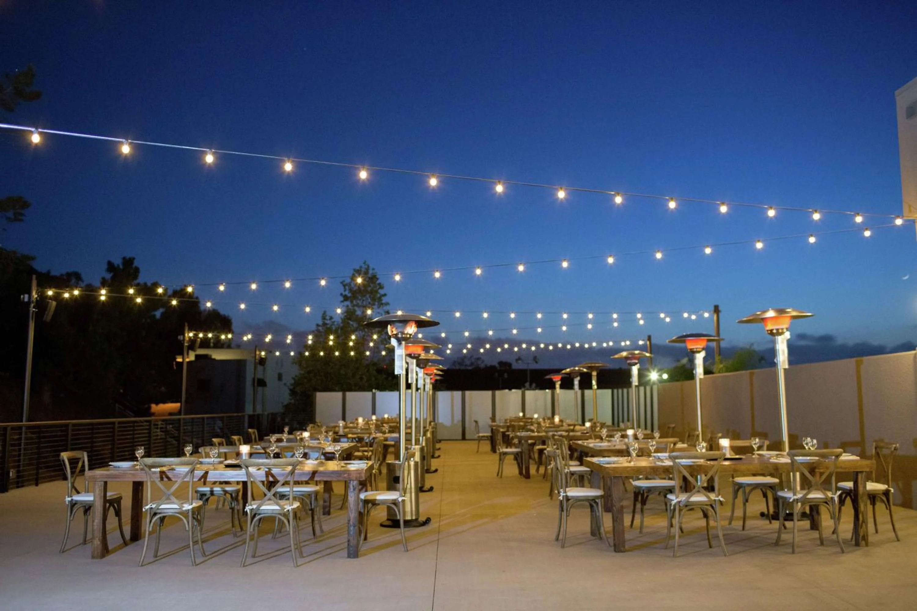 Dining area in Hilton San Diego Mission Valley