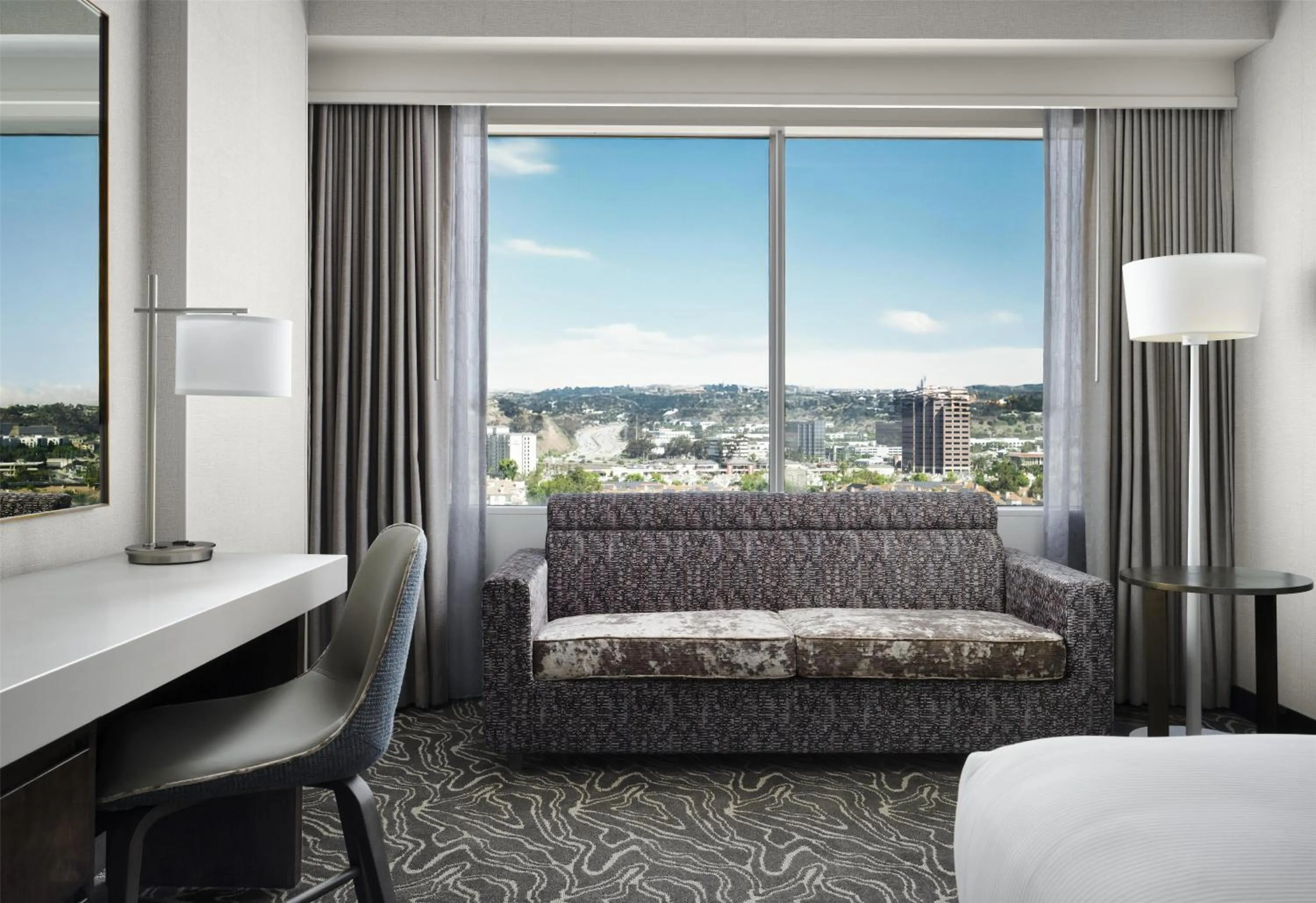 Living room, Bed in Hilton San Diego Mission Valley