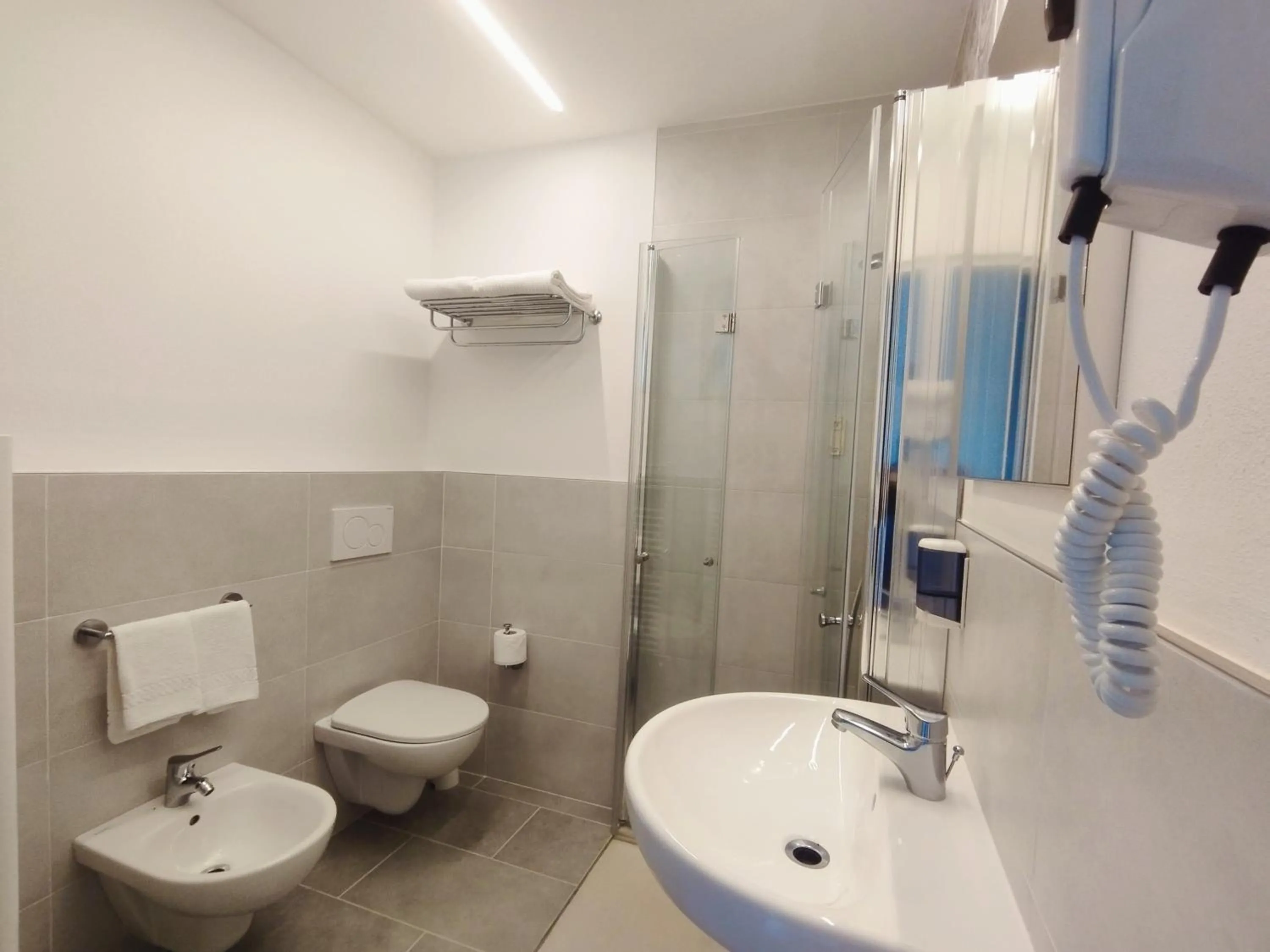 Shower in Hotel Excelsior