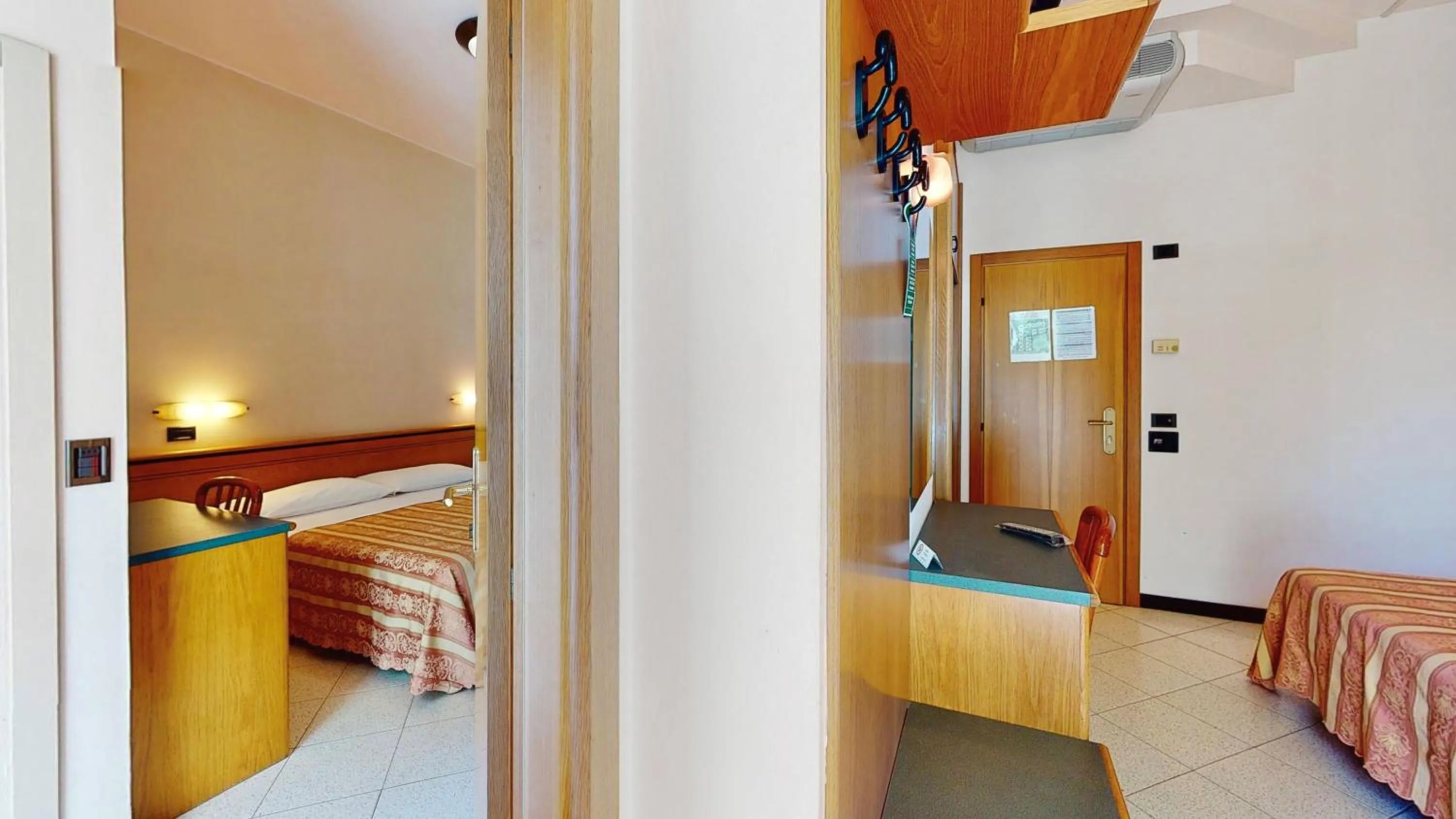 Photo of the whole room, Bed in Hotel Excelsior