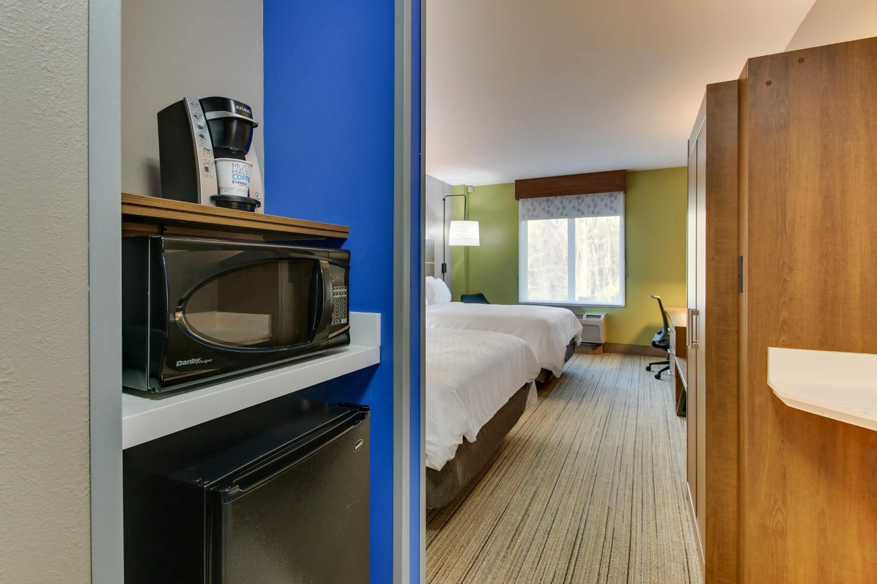 microwave, Bed in Holiday Inn Express & Suites Columbus - Ft Benning Maingate by IHG