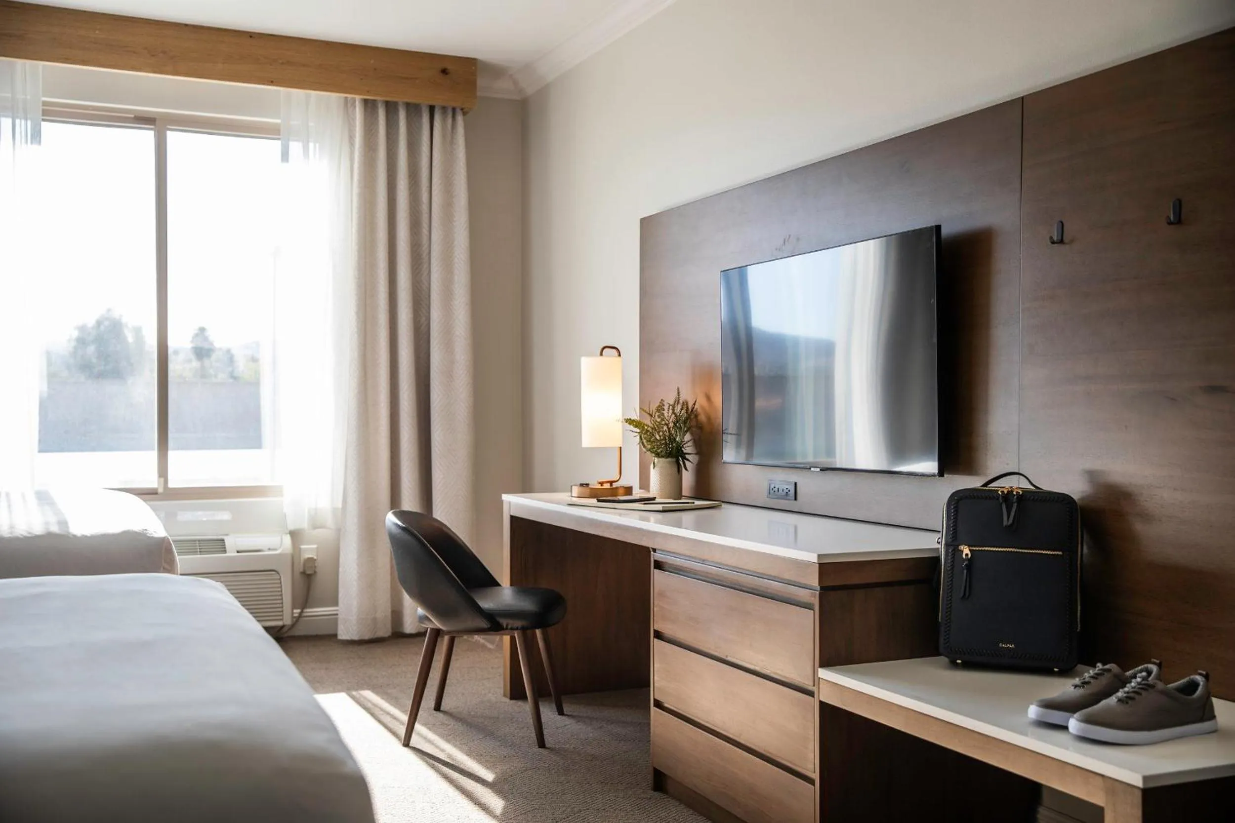 TV and multimedia, Bed in Ayres Hotel Chino Hills Ontario