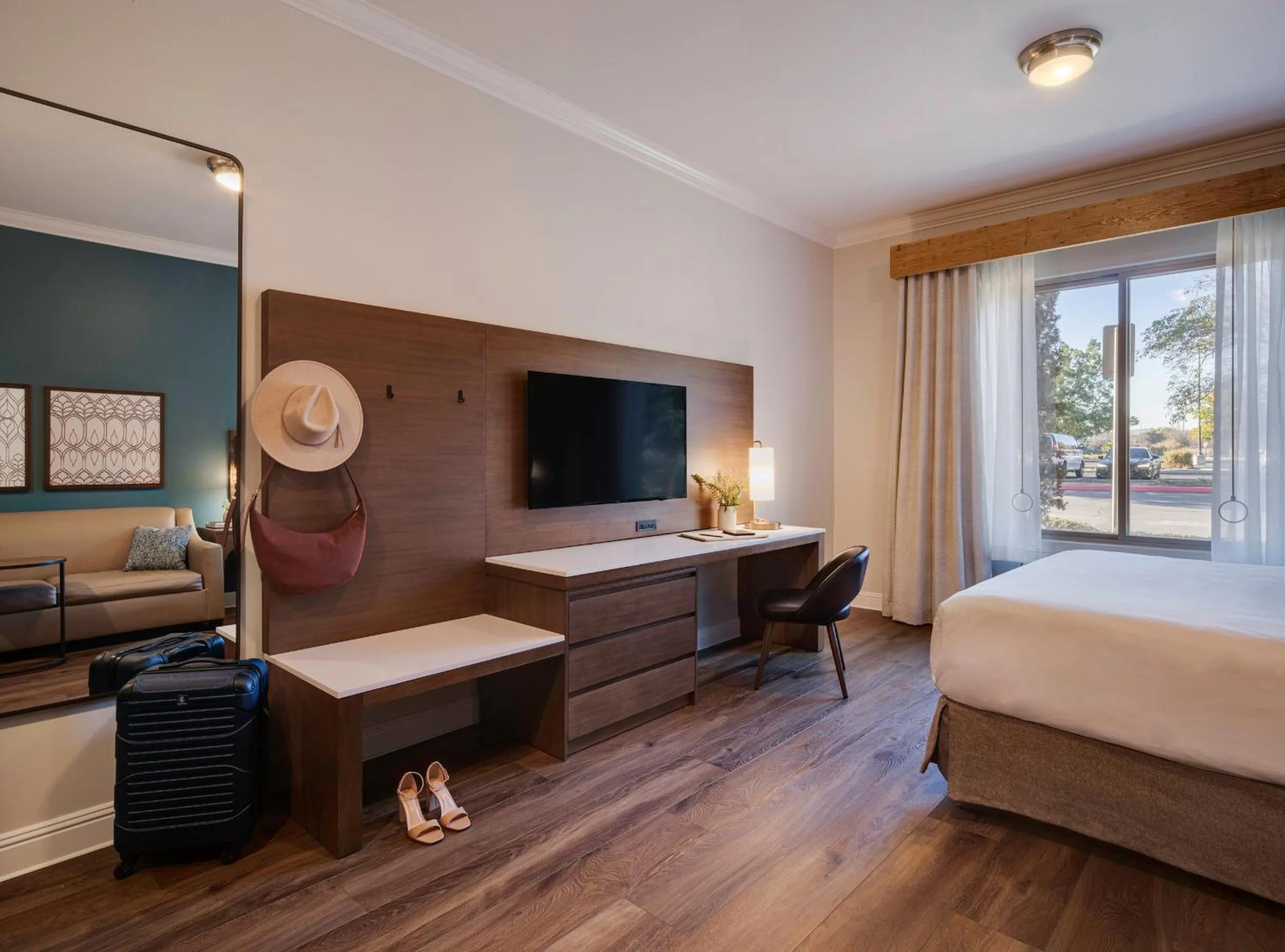 TV and multimedia, Bed in Ayres Hotel Chino Hills Ontario