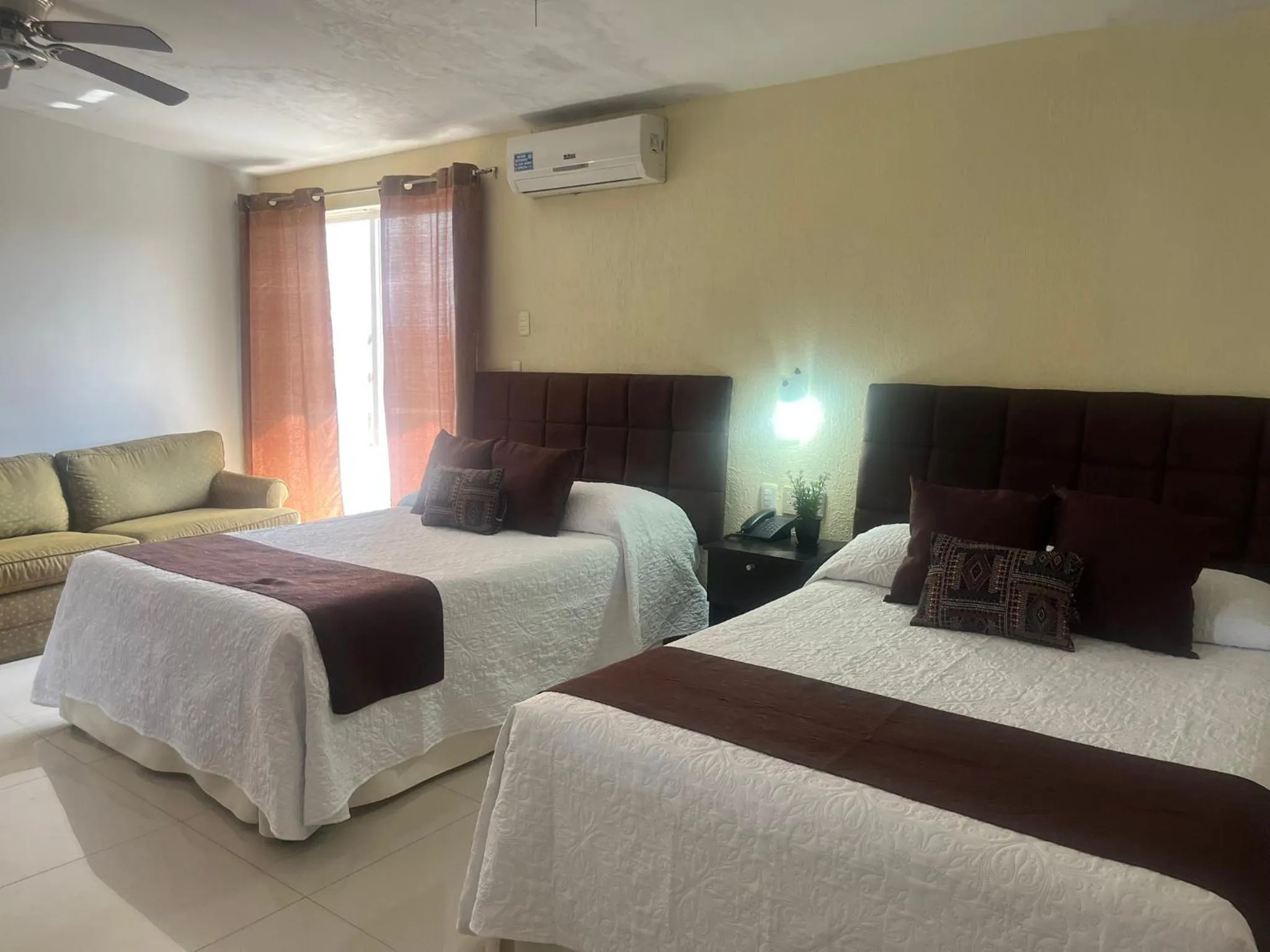 Photo of the whole room, Bed in Pequeno Gran Hotel