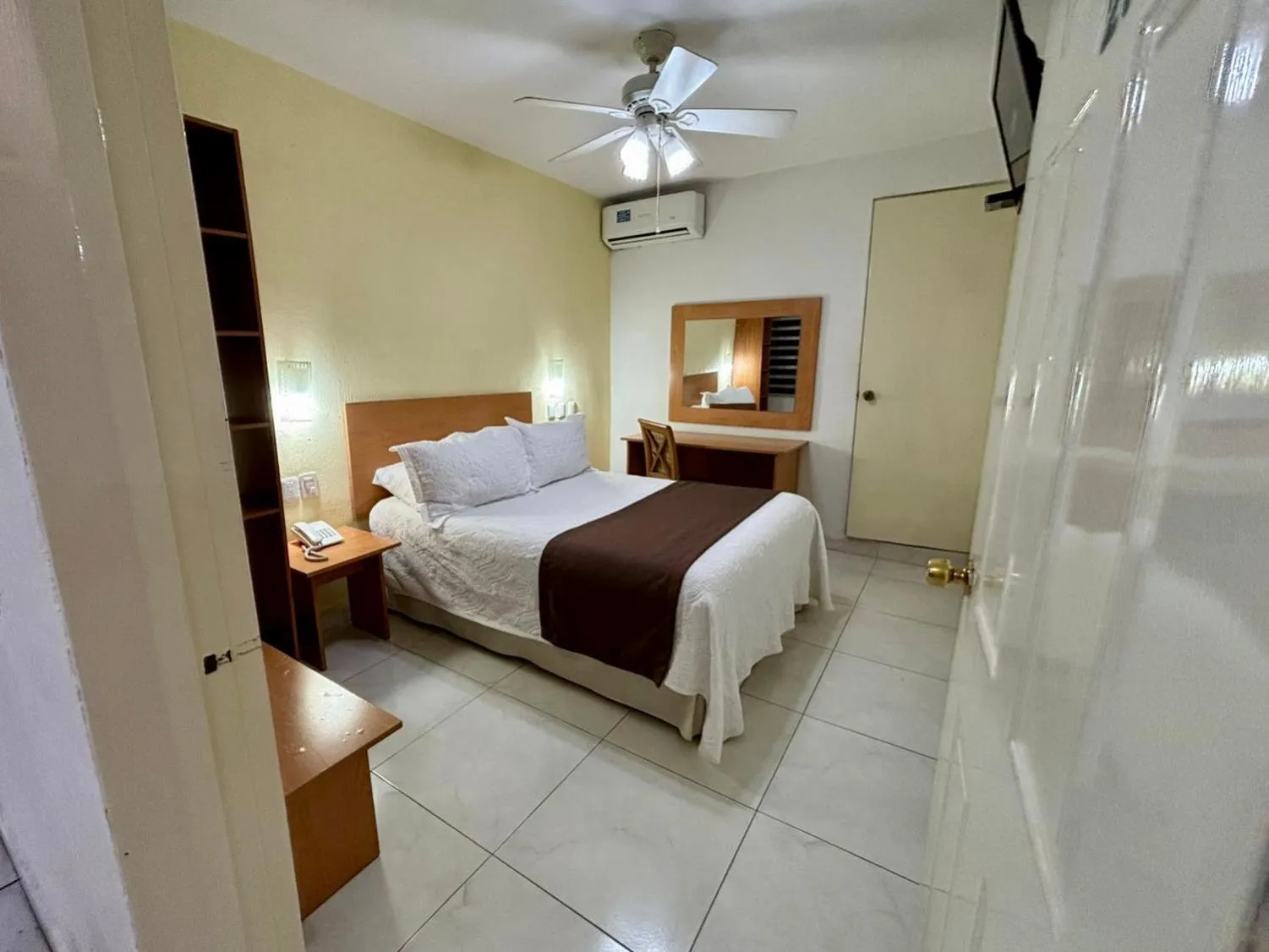 Photo of the whole room, Bed in Pequeno Gran Hotel