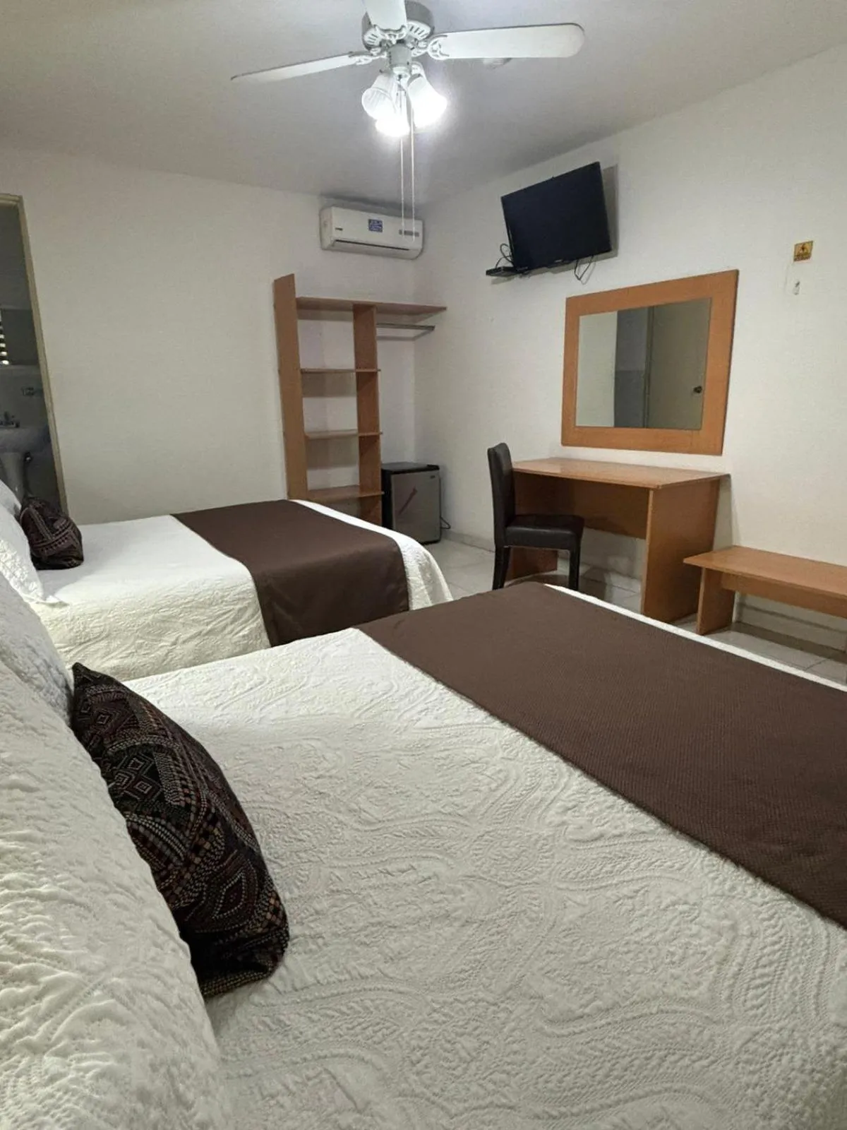 Photo of the whole room, Bed in Pequeno Gran Hotel