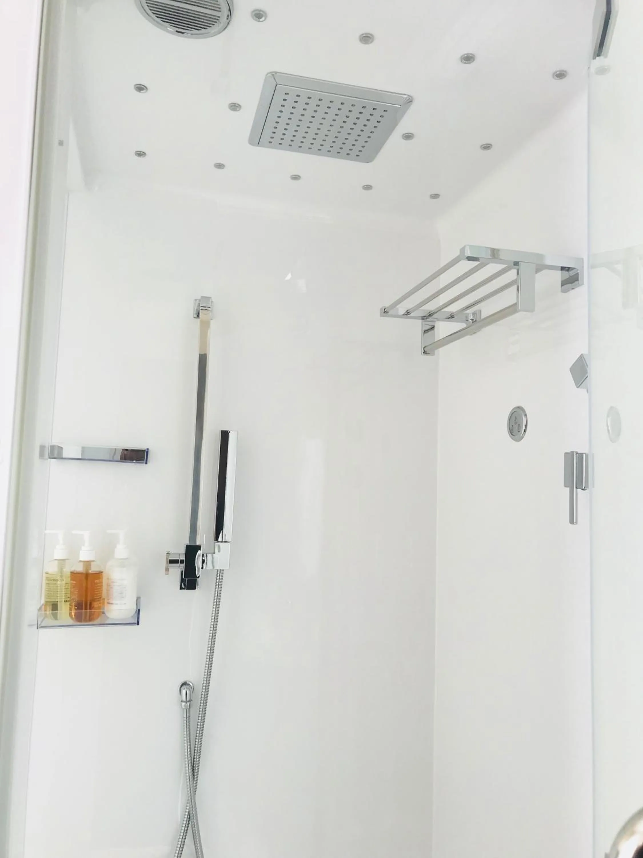 Shower in Hotel Emit Ueno