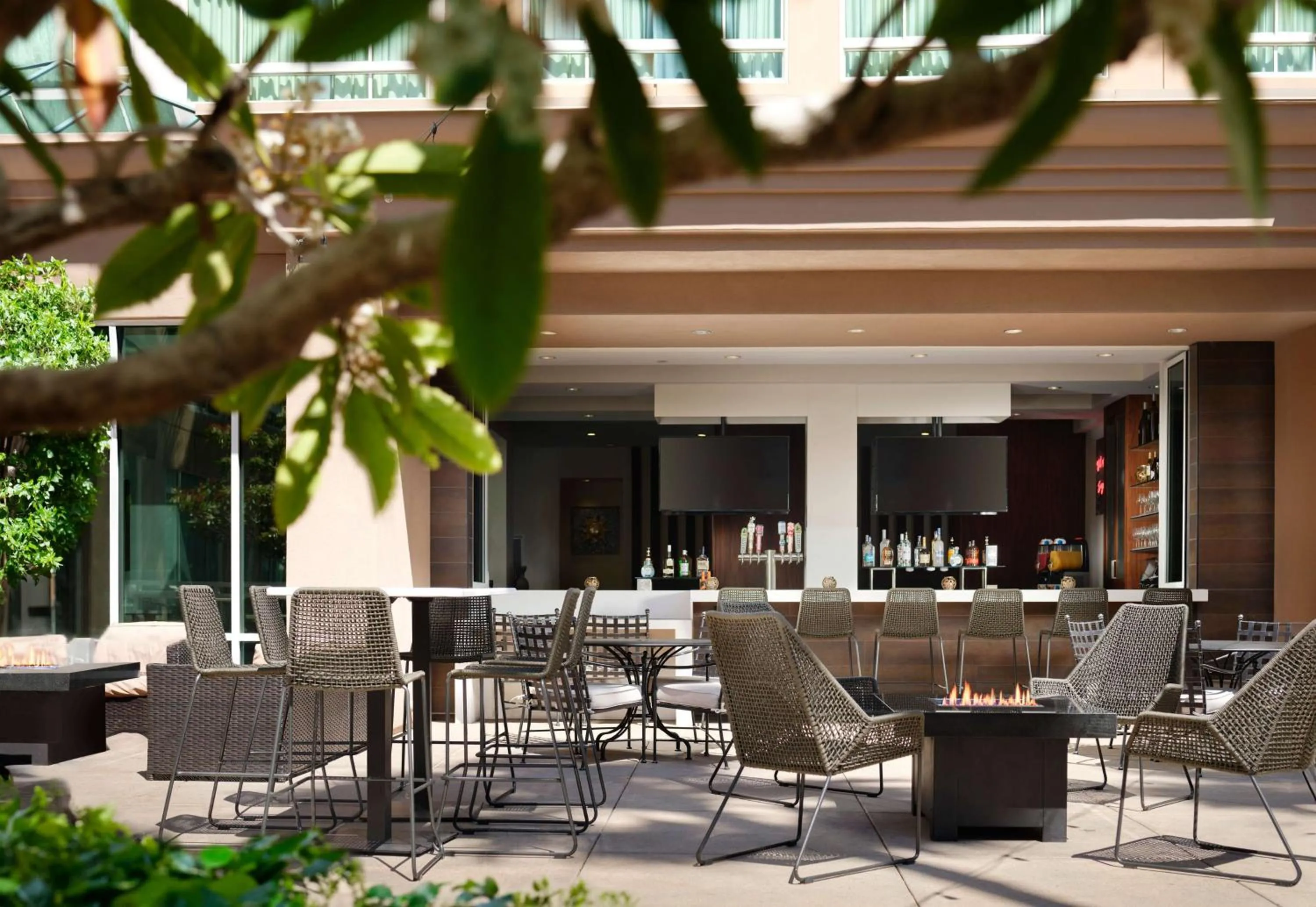Lounge or bar in DoubleTree by Hilton San Diego Del Mar